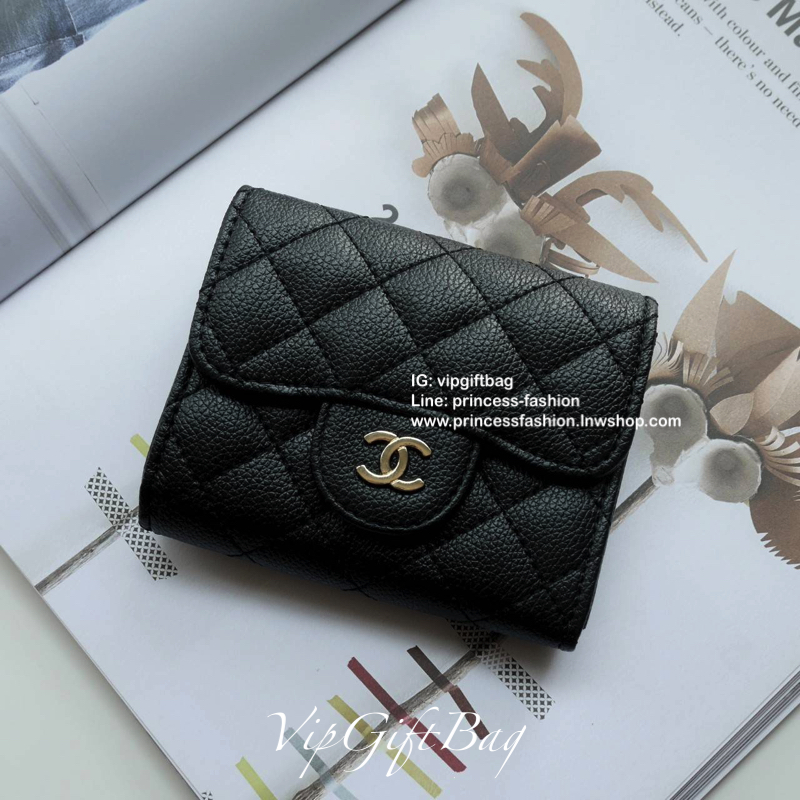 พร้อมส่งที่ไทยแล้วค่ะ♡♡ กับ กระเป๋าสตางค์แบบพับใบสั้น แนะนำรุ่นนี้คะ งานพรีเมี่ยมกิ้ฟท์จากเค้าเตอร์ต่างประเทศ **ทรงขายดี หนังสัมผัสลายด้าน จากแบรนด์ CHANEL (GWP) ด้านหน้ามีโลโก้แบรนด์ CC สีทองหรู **อะไหล่สีทองทั้งใบ เปิดปิดด้วยกระดุม ปั้มทอง