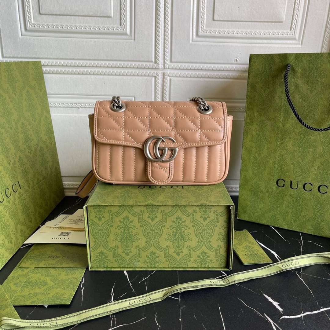 หนังแท้ GUCCI GG Marmont leather shoulder bag แบบใหม่ล่าสุด ราคานี้หนังแท้คือคุ้มมากเลยค่าสาวๆ ต้องจัดแล้วน้าา ยกระดับความหรูให้กับตัวเองกันหน่อย ด้วยกระเป๋ารุ่นนี้!! ครอสบอดี้ที่ดีไซน์หรู อัพเลเวล ในราคาที่จับต้องได้ พร้อมเสิร์ฟความสวยตรงถึงบ้านแล้วจ้า