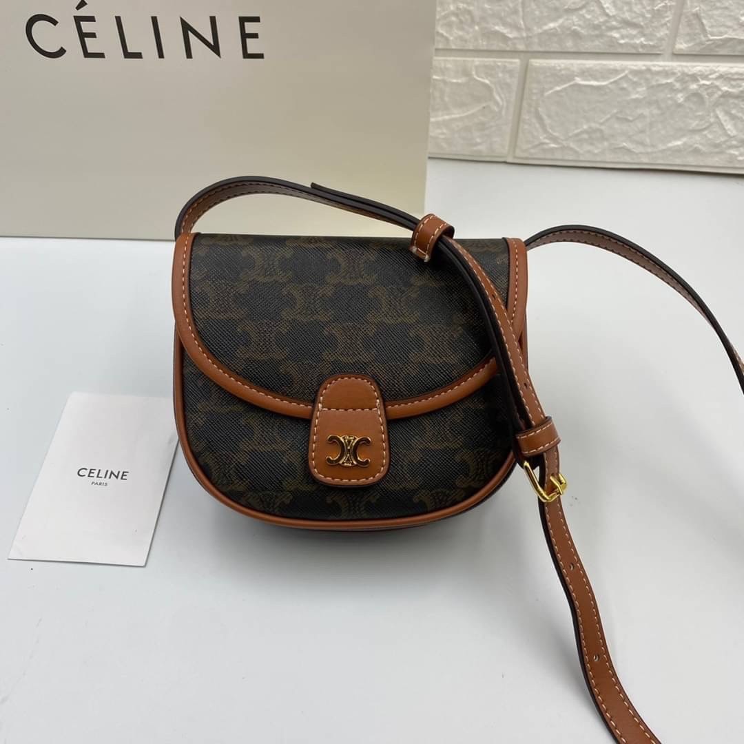 หนังแท้ CELINE MINI BESACE IN TRIOMPHE CANVAS AND CALFSKIN / CELINE CROSSBODY BAG กระเป๋าทรงครอสบอดี้ ลายโมโนแกรมวินเทจ รุ่นที่ดาราเกาหลีใช้กันเยอะมาก และเป็นอีกหนึ่งใบที่ครองใจสาวๆ ทั้งในไทยและเทศ วัสดุหนังแท้ทั้งใบ ขนาดกำลังดี น้ำหนักเบา รูปทรงน่ารักมาก