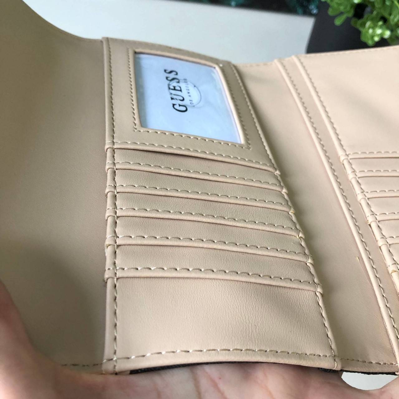 Guess long wallet กระเป๋าสตางค์ใบยาว ภายในมีช่องใส่ธนบัตร, บัตร, ช่องใส่รูป และช่องซิปใส่เหรียญด้านหลังค่ะ