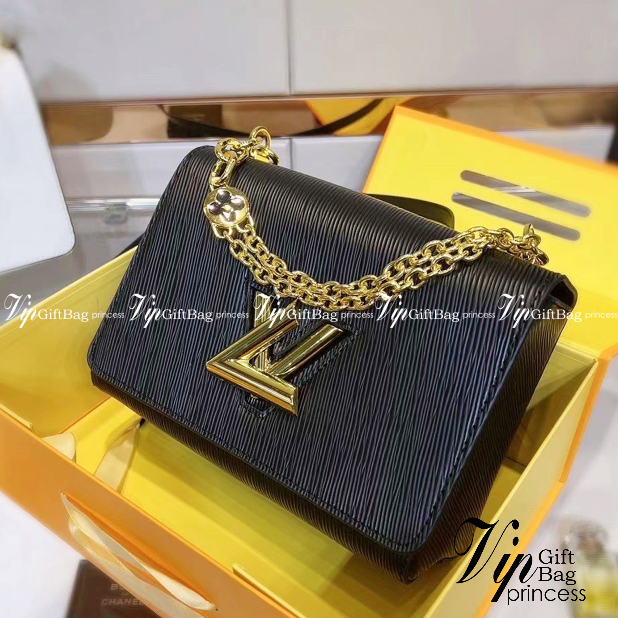 LOUIS VUITTON Twist MM Epi Leather Handbags / LV Twist MM หนัง Epi ลายเกรน ตัวล็อก LV Twist สีทองไอคอนิกช่วยเติมเต็มความสมบูรณ์แบบให้กับกระเป๋าได้อย่างลงตัว เหมาะสำหรับการใช้งานเป็น everyday bag หรือถือออกงานก็สวยเลยค่ะ