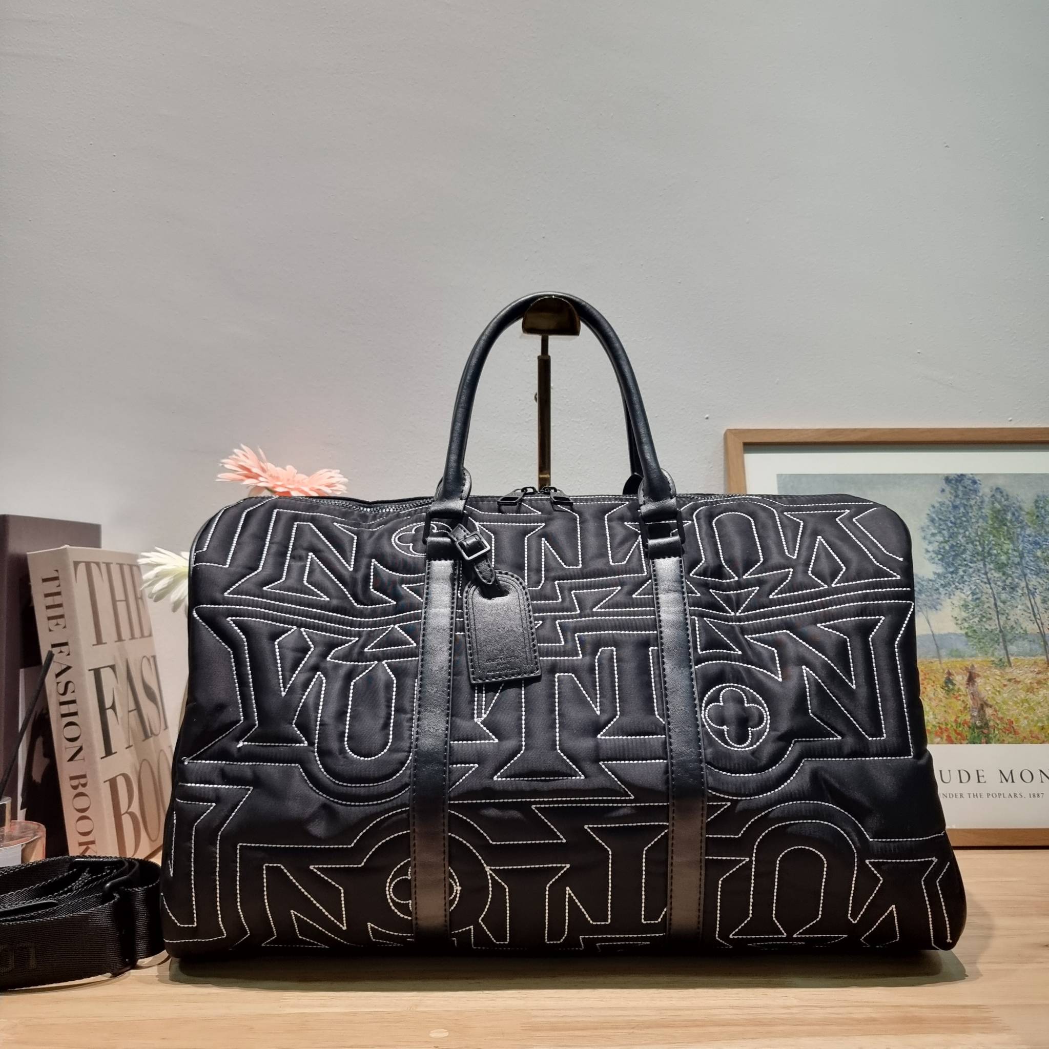 LV KEEPALL 50B SNOW BAG กระเป๋าเดินทางสุดคลาสสิค ประจำฤดูกาล Winter 2022 สไตล์สปอร์ต ทึ่ใครๆก็เฝ้ารอ ไอเท็มที่จะทำให้การเดินทางไม่ธรรมดาอีกต่อไป ด้วยดีเทลความเป็นเอกลักษณ์ เรียบแต่หรู ดีไซน์ลายปักความเป็นเอกลักษณ์ผสาน ลวดลายโมโนแกรมฟลาวเวอร์ ลงบนผ้าไนลอนร