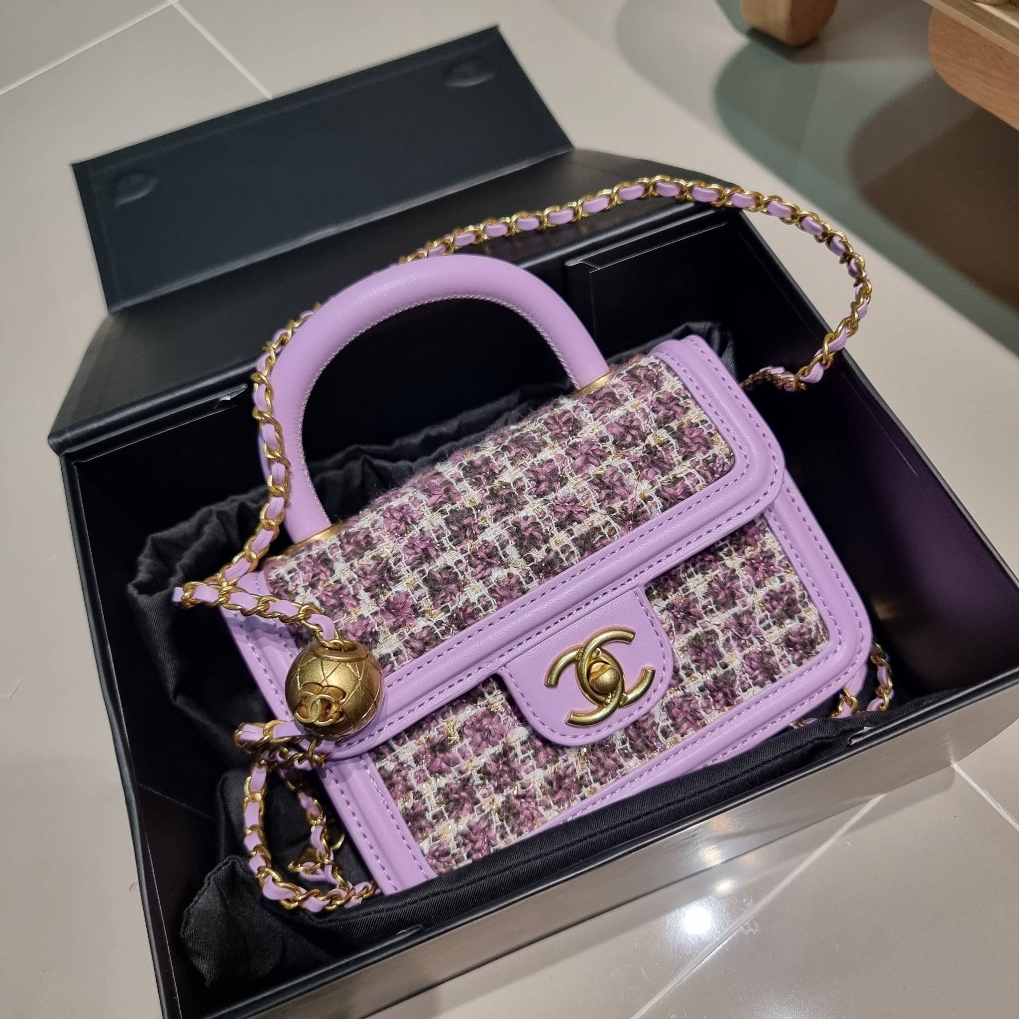 Chanel tweed mini flap bag / Chanel mini top handle กระเป๋าสะพายงานผ้าทวิตเอกลักษณ์เฉพาะของแบรนด์ งานสวยเป๊ะ มาพร้อมสายยาวถอดออกถือสวยๆเริ่ดๆ คิวท์มาก!! ดีเทลน่ารักเพียบ!!