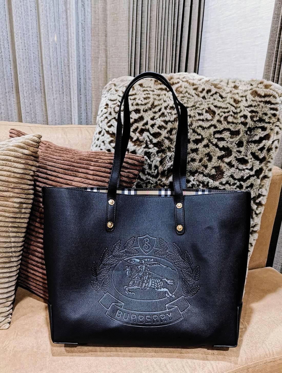 VIP 】BURBERRY FRAGRANCES TOTE BAG VIP GIFT WITH PURCHASE (GWP) พรีเมี่ยมกิ๊ฟ Limited Edition จาก BURBERRY PERFUME รุ่นแนะนำ ดีไซน์สวยโดดเด่นหนังสีดำขึ้นเทคเจอร์ด้านหน้ามีโลโล้แบรนด์ ภายในลายวินเทจสุดคลาสสิค โล่งกว้างมีช่องซิปเล็กและโลโก้ด้านใน สามารถใส่เอ