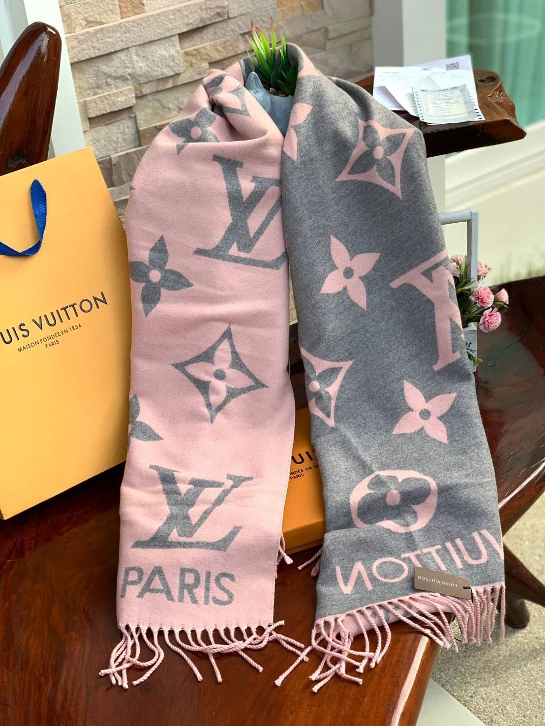 Louis Vuitton Women’s Scarves Accessories อีกหนึ่งแบรนด์ดังจากปารีส ด้วยงานพรีเมี่ยมกิ้ฟสีพาสเทล เพื่อส่งมอบความรู้สึกดีๆให้กับคนที่คุณรัก ในรูปแบบผ้าพันคอและผ้าคุมไหล่ผืนใหญ่ให้ความอบอุ่น ถักทอด้วยผ้าcashmere ผ้าเนื้อดี สัมผัสนุ่มมือ ทอลายในตัว สีและลายค