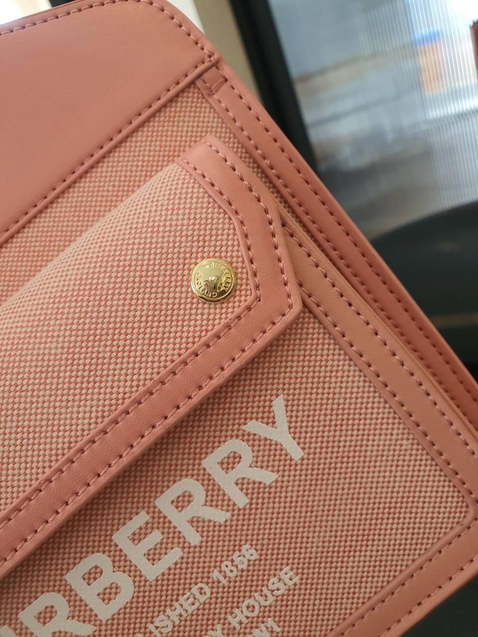 BURBERRY Mini Pocket Bag in Bright Red/dusky Pink / BURBERRY FRAGRANCES MINI TOTE BAG ตัวกระเป๋าเป็นผ้าตัดหนัง Lambskin นิ่มสวยหรูดูดี สีสันพาสเทล **น่ารักมากๆ มีช่องกระเป๋าหน้าเล็กให้1ช่อง ภายในช่องหลักโล่งกว้าง