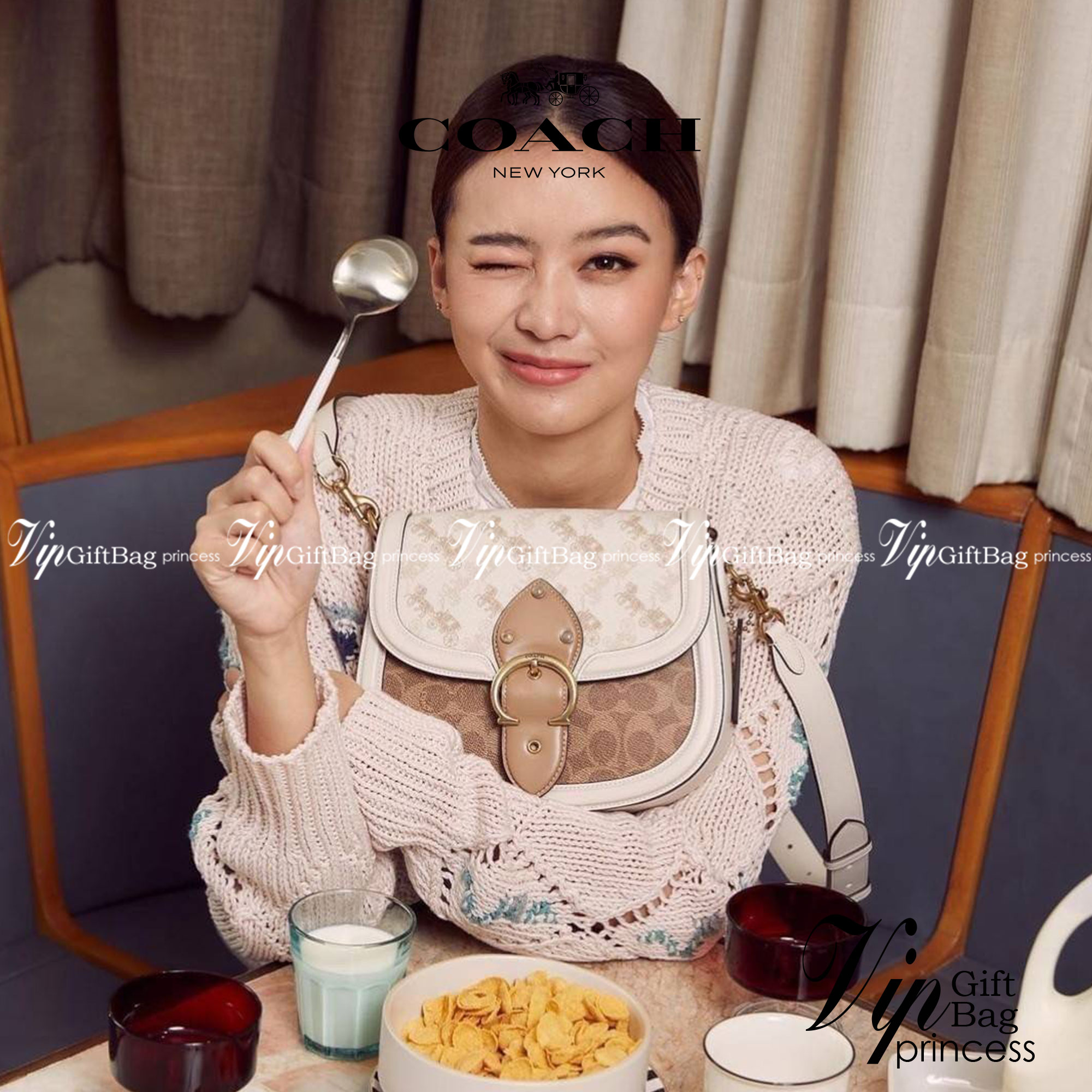 COACH C3837 BEAT SADDLE BAG WITH HORSE AND CARRIAGE PRINT The best item! ที่สาวๆรอคอย! ฮอตไฟลุก! สีหายาก ละมุนคุณหนู คอลเลคชั่นใหม่ ดีไซน์หรูหรา พิเศษมากๆมาพร้อมสายสะพาย 2 เส้น ใช้คู่กันหรือแยกสะพายก็สวยครบสูตร กระเป๋าสะพายทรง saddle คลาสสิค เปิด-ปิดด้วยก