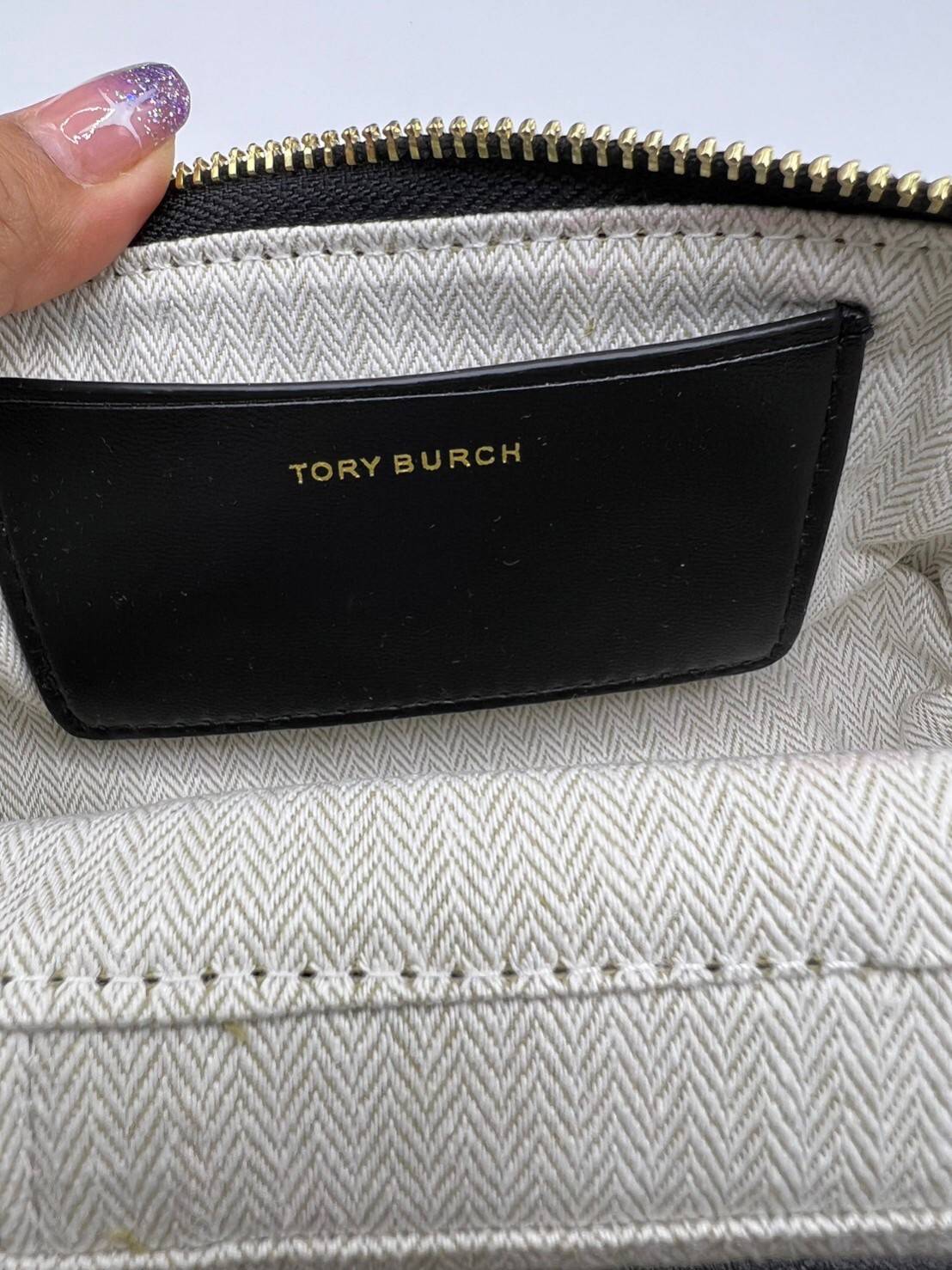 TORY BURCH Kira Chevron Mini Vanity Case Bag กระเป๋าถือ/สะพาย ใส่เครื่องสำอางค์ ใส่ของใช้จำเป็นได้ ทรงกล่องสวย ที่สามารถใช้เป็น everyday bag สะพายได้ทุกวัน