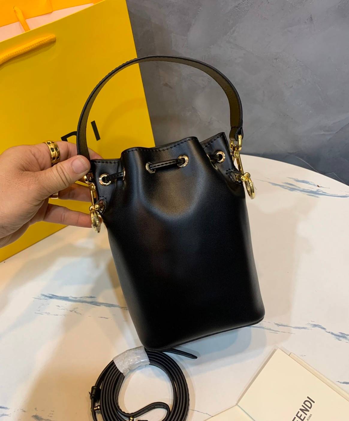 FENDI Mon Tresor Mini leather bucket bag กระเป๋าถือทรงขนมจีบสุดคิ้วท์ หรือสะพายไหล่ วัสดุหนังแท้อย่างดี รุ่นใหม่ล่าสุด สวยหรู ดูแพง คุณนายสุดไปเลยค่า ถือแล้วสวยมากๆ จุของได้กำลังดี ทรงนี้ต้องมีติดตู้ไว้สักใบนะคะ!