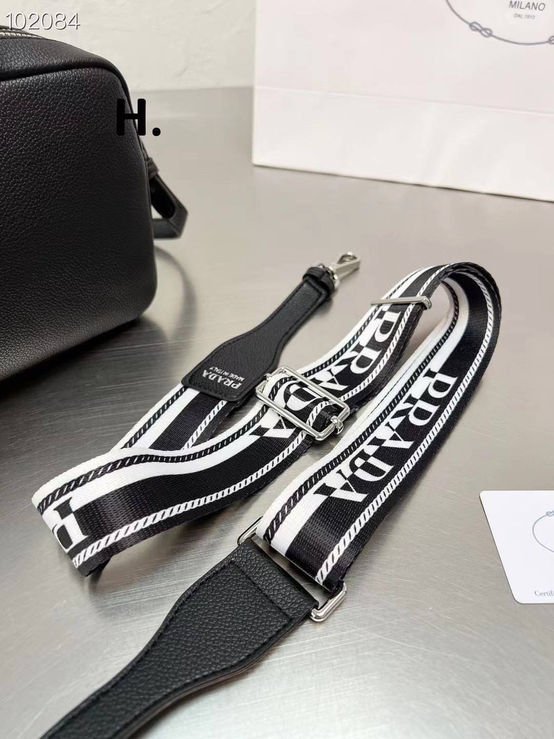 PRADA CAMERA LEATHER BAG with shoulder strap / PRADA MESSENGER BAG BLACK กระเป๋าสะพายหนัง รุ่น Unisex ใช้ได้ทั้งชายหญิง ขนาดกำลังดี ดีไซน์เรียบ แต่หรูหรา พร้อมสายสะพาย 2 เส้น ปรับระดับได้ สามารถสะพายไหล่ และครอสบอดี้