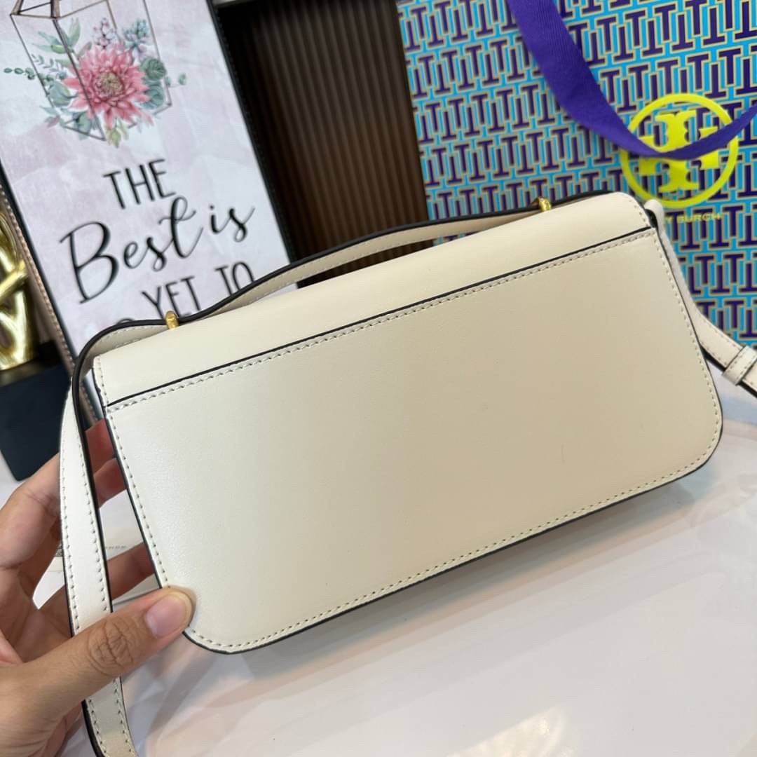 TORY BURCH ELEANOR SMALL LONG CONVERTIBLE SHOULDER กระเป๋าสะพายทรงยาว E/W Eleanor Convertible สูดหรู ดูแพง หนังแท้ เรียบสวยหรู โดดเด่นด้วยป้ายโลโก้สีทอง ลาย Double T อันเป็นเอกลักษณ์ ภายในช่องโล่งกว้างสามารถใส่โทรศัพท์ได้ทุกรุ่น สามารถใส่กระเป๋าสตางค์ใบยา
