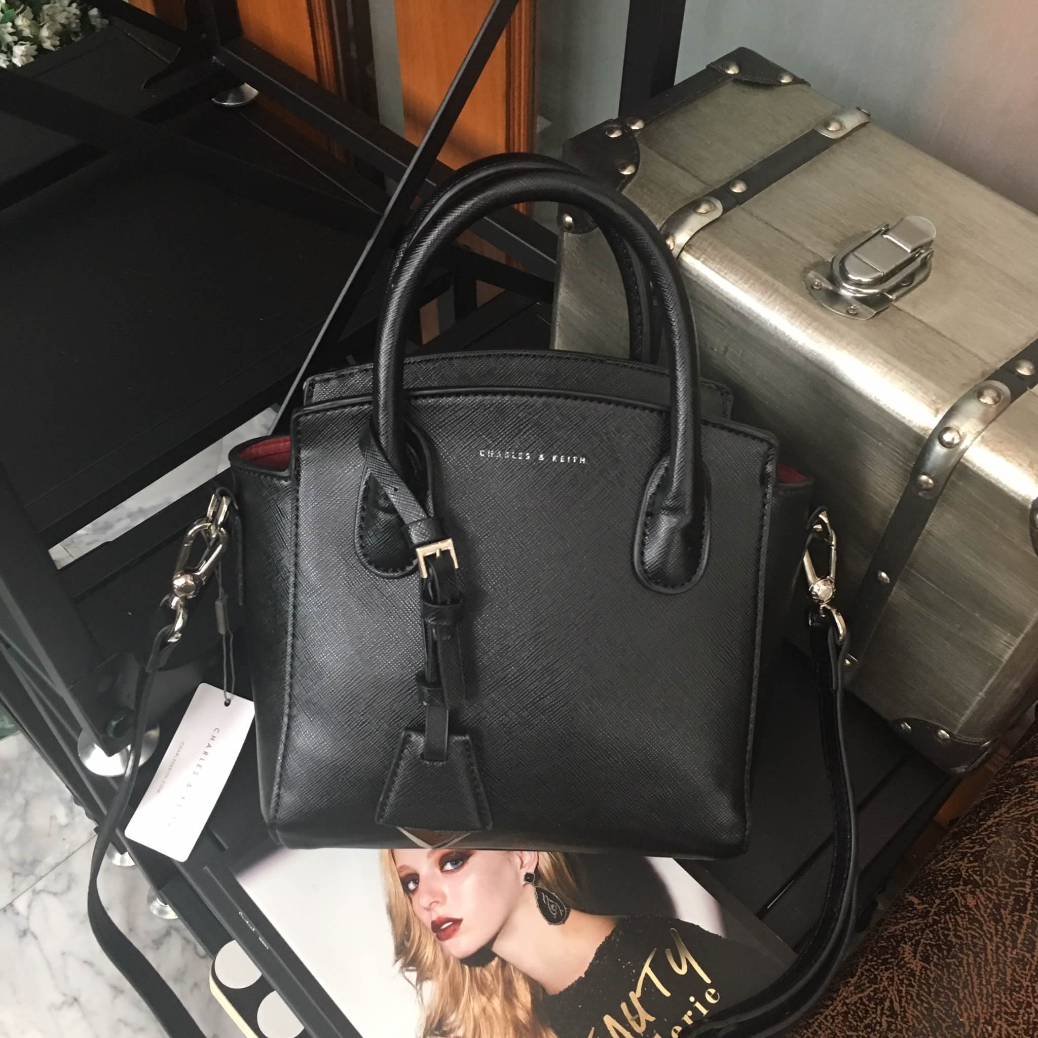 รุ่นหายาก !! กระเป๋าสะพายข้าง จากแบรนด์ Charles & Keith สวย หรูมากกกก ใบนี้ เป็นหนัง saffiano ตัดกับอะไหล่ทอง ภายในสีแดงเข้ม สวยจริงๆคะ ขนาดกำลังดีเลย ปากกระเป๋าปิดด้วยซิปอย่างดีคะ #มีถุงผ้าแบรนด์ให้คะ #มีสายยาวให้ สี ดำ คะ