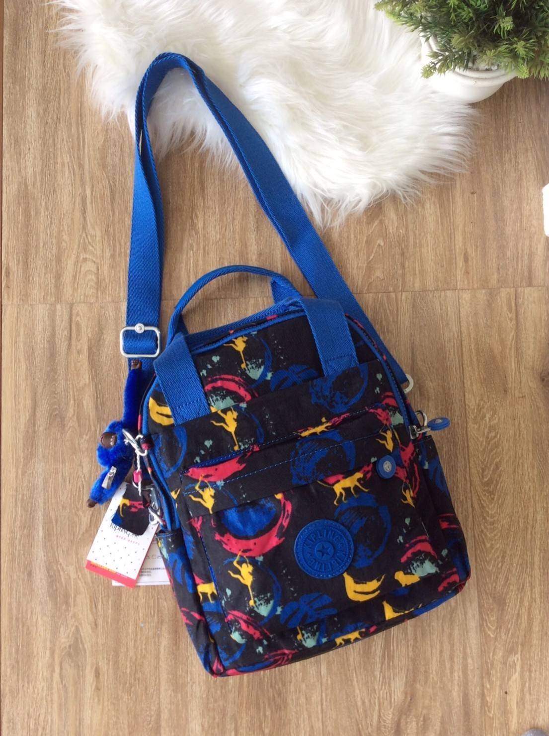 Kipling Mini Backpack 2017 k12688 small flower printed มีพวงกุญแจ Promptpay , พวงกุญแจลิง ,พวงกุญแจอะไหล่ สัญญาลักษณ์ แบรนด์ --------- กระเป๋าขนาดมินิ สามารถใช้งานได้ 3 แบบ : เป็นสะพายหลังได้ / สะพายข้างได้ / มีหูหิ้วถือได้ มีหลายลายให้เลือก ลายสวยน่ารัก 