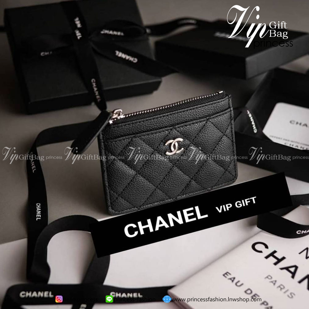 BEST SELLER!! พร้อมส่งอีกครั้งค่า!!! งานหรูเว่อวัง พร้อมส่งคะ CHANEL CARD HOLDER IN BLACK 💳 จากพรีเมี่ยมกิ้ฟแบรนด์หรูอย่าง CHANEL ดีไซน์สวยเก๋ ประดับ LOGO BRAND **อะไหล่เงิน ขนาดกำลังน่ารัก ใส่บัตรได้ถึง 4 ใบ(ยังไม่รวมช่องซิป) พกพาสะดวก ด้านในเปิด