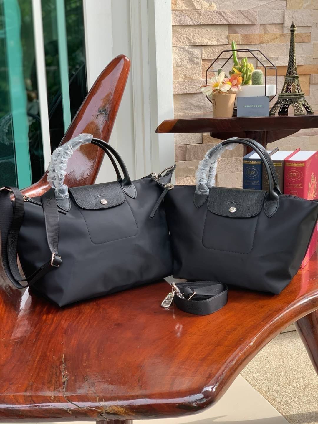 8สี พร้อมส่ง Longchamp LE PLIAGE NÉO TOP HANDLE BAG (medium size) อีกหนึ่งรุ่นยอดนิยม ที่สาวๆ ต้องมีไว้เก็บไว้สักใบ กระเป๋าโท้ทใบนี้ มาพร้อมกับสีที่มีสไตล์เรียบง่าย มีสายสะพายยาวปรับสั้นยาวได้ช่วยให้คุณสามารถสะพายไหล่ได้อย่างสบาย ในตัวสายปักโลโก้อันเป็นสั