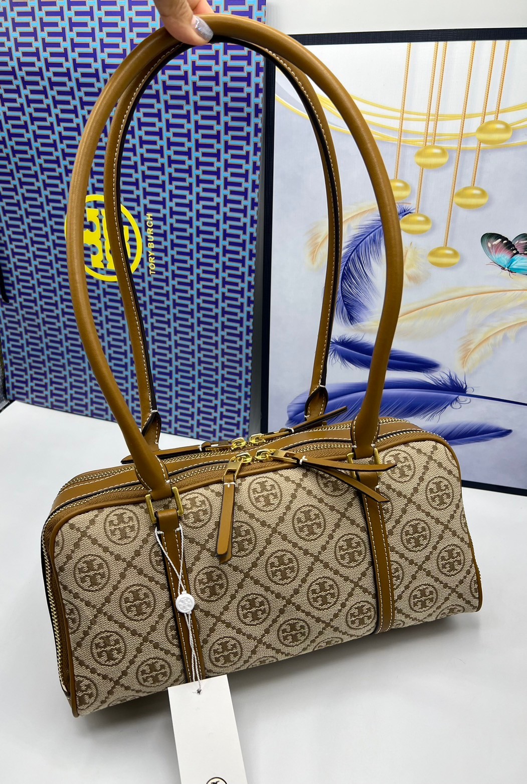 TORY BURCH Small T Monogram Marshmallow Satchel / Tory Burch tote handbag พร้อมส่ง 2 สี ใหม่ล่าสุด กระเป๋าสะพายไหล่ดีไซน์สุดทันสมัย ตัดเย็บสวยงาม ผ้า jacquard ตัดหนัง เปิด-ปิดแบบซิป มีช่องแบ่ง 2 ช่อง มีซิปลับด้านใน ใส่ของได้เยอะมากๆ ค่ะ
