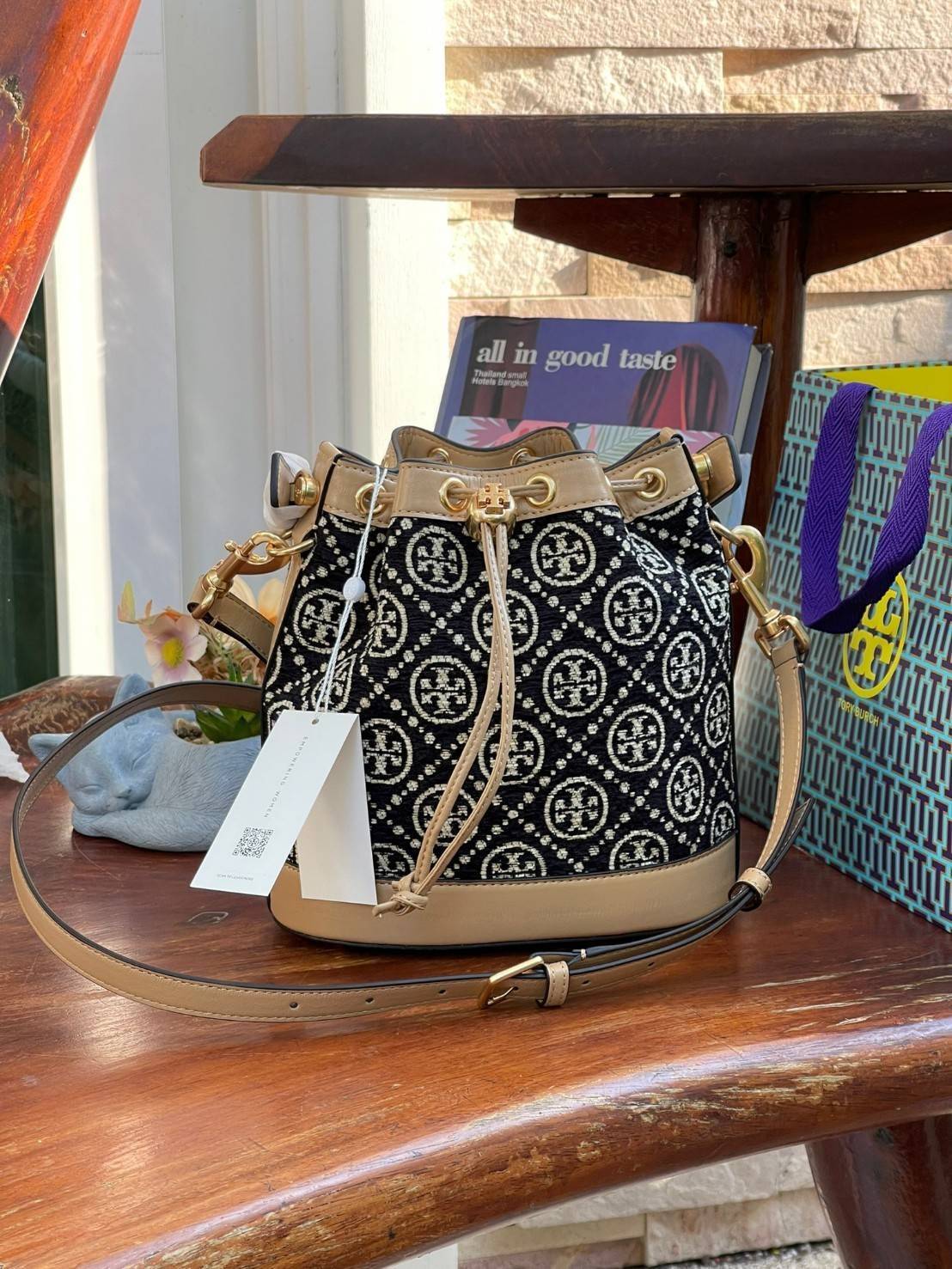 OUTTLET 】Tory burch T Monogram Chenille Bucket Bag เปิดตัวอีกหนึ่งรุ่นกับกระเป๋าลาย T MONOGRAM รุ่นใหม่ล่าสุดจาก TORY BURCH พลาดไม่ได้กับโลโก้สุดคลาสสิก ลวดลาย T Monogram คือวัสดุ chenille หรือที่เรียกว่า ด้านไหมกำมะหยี่ มารังสรรค์ลงบนกระเป๋าBucketใบนี้ เ