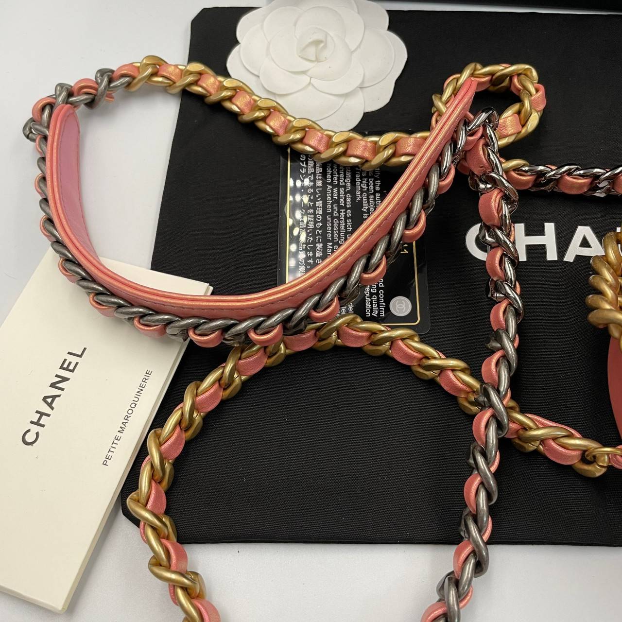 พรีเมี่ยมกิ๊ฟแท้ 100% 】CHANEL CLASSIC CLUTCH CHAIN BAG (GWP) รุ่นนี้มีความพิเศษไฮคลาสมากๆ หนังแท้ สายโซ่เงินทองสลับสี งานสวยเนี๊ยบมากๆ หนังมีความวาวเมทัลลิกทุกสี ให้สัมผัสดีน่ามอง หรูหราระดับเวิลคลาสมากค่ะ เป็นรุ่น World Class for Member Gift คุณภาพเกินรา