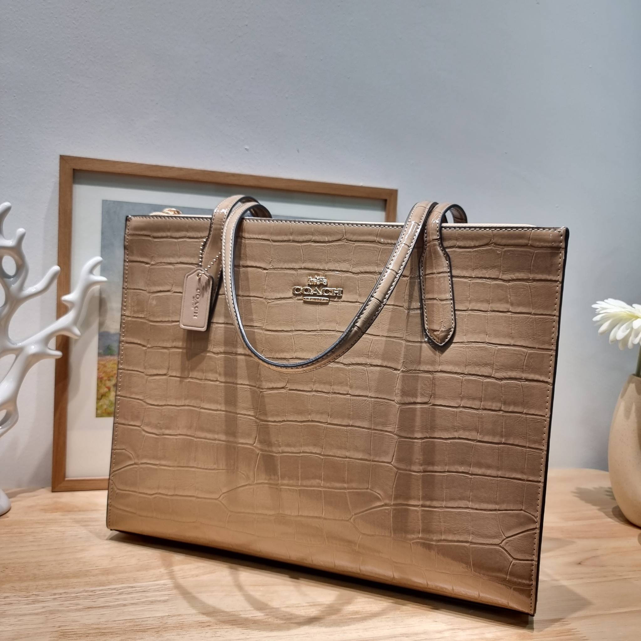 COACH NINA CARRYALL CL654 / COACH Nina Tote Bag พร้อมส่ง 2 สี กระเป๋าโท้ทสะพายไหล่ ใบใหญ่ คอลเลคชั่นใหม่ ตอบโจทย์คนที่ชอบใส่ของเยอะๆได้อย่างดี ดีไซน์รูปทรงคลาสสิค เรียบหรู