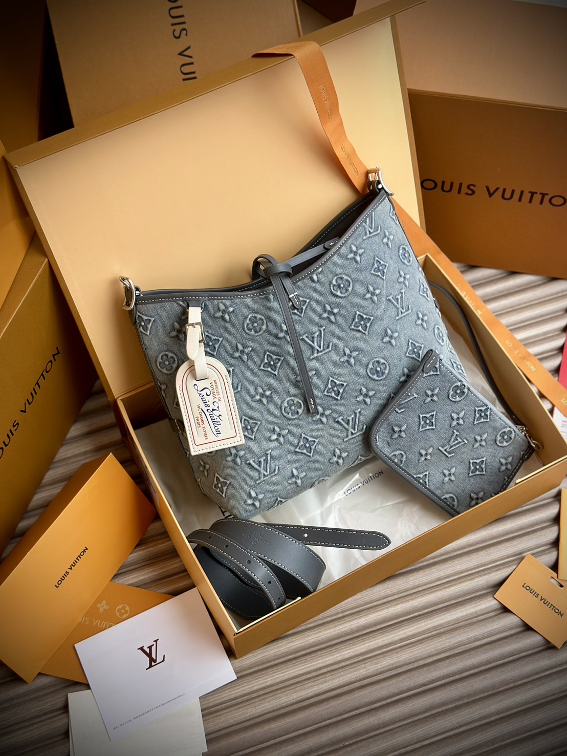 LV Carryall Denim Vintage Tote Bag กระเป๋าทรงโท้ทเดนิมสไตล์วินเทจ รุ่นใหม่ปั้มลายโมโนแกรมบนเดนิมสุดไอคอนิก ที่ใครเห็นต้องเป็นคลั่งรัก ผู้ดี หรูหราได้ทุกลุค ทุกสไตล์