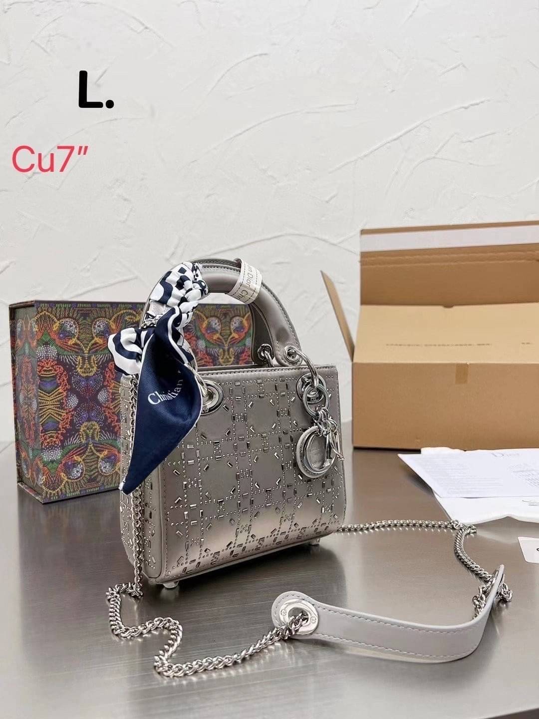 DIOR Lady Diamond Rhombus Handbag / DIOR Satin Crystal Cannage Mini Lady กระเป๋าสะพายข้างตกแต่งหมุดเต็มใบ ไม่มีคือพลาด หรูจริงอะไรจัง ทรงกล่องคลาสสิค มีหูจับในตัวและสายครอสบอดี้สุดเลิศ