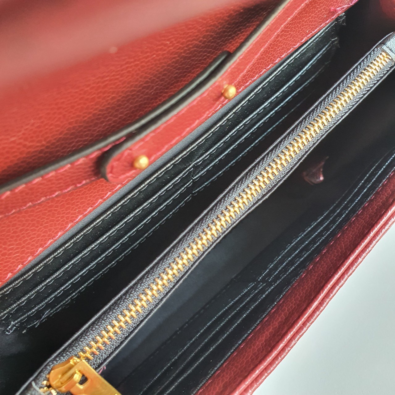 YVES SAINT LAURENT YSL BAG VIP GIFT WITH PURCHASE (GWP) พรีเมี่ยมกิ้ฟ Limited Edition จาก YSL DUTY FREE COUNTER วัสดุหนังแท้ลายคาเวียร์ ทรงหน้าจดหมายลายทาง สวยหรูมาก อะไหล่ทอง เปิดปิดด้วยกระดุมแม่เหล็ก ภายในโล่งมี2ช่องใหญ่ ช่องซิปใหญ่ มีที่ใส่บัตร12ใบ มาพ