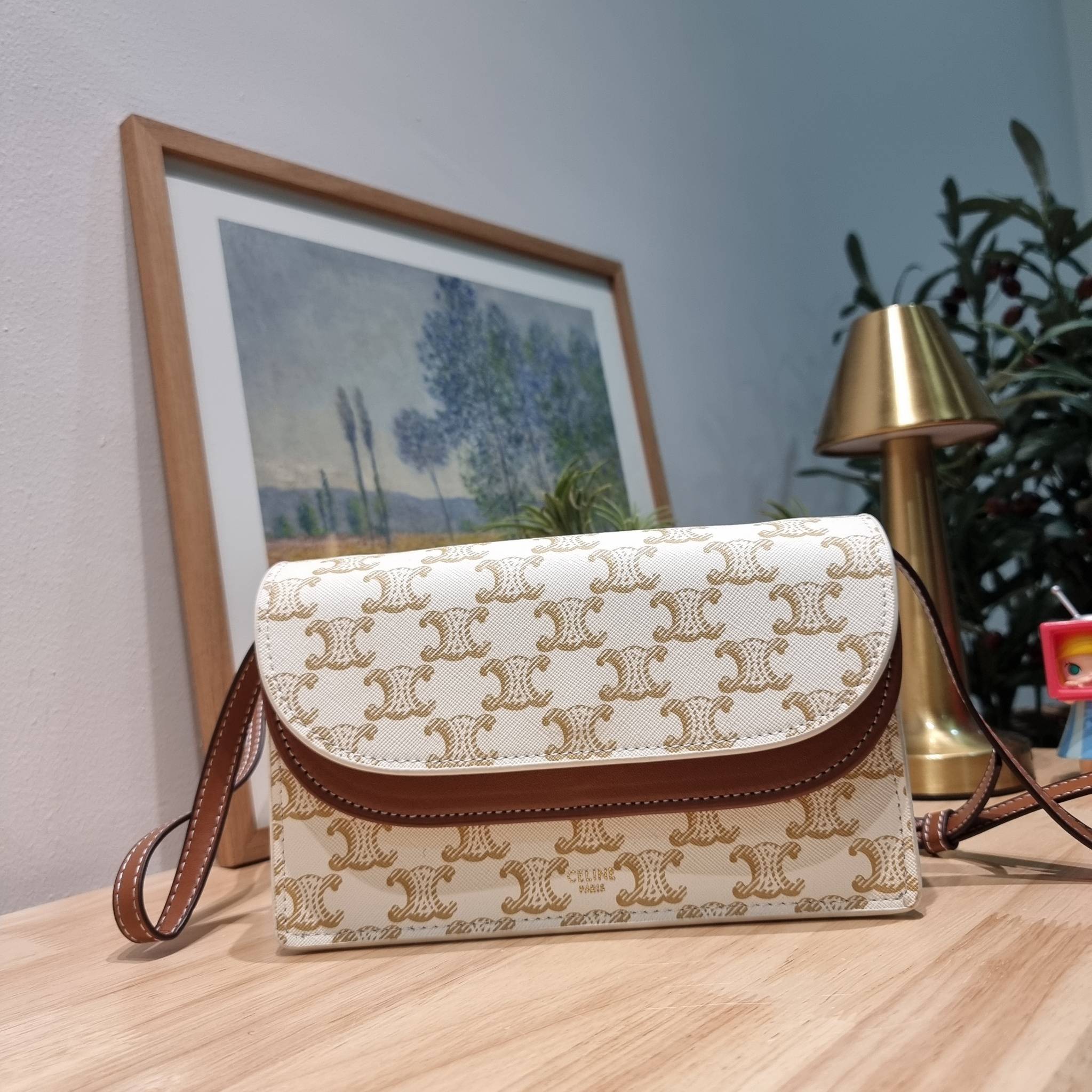 CELINE WALLET ON STRAP IN TRIOMPHE CANVAS AND LEATHER อีกหนึ่งรุ่นยอดนิยม กระเป๋าสะพายกึ่งคลัทช์ ในรูปแบบกระเป๋าสตางค์ ให้พกพาได้ง่าย ใส่ของสำคัญ มือถือ หรือบัตรต่างๆได้