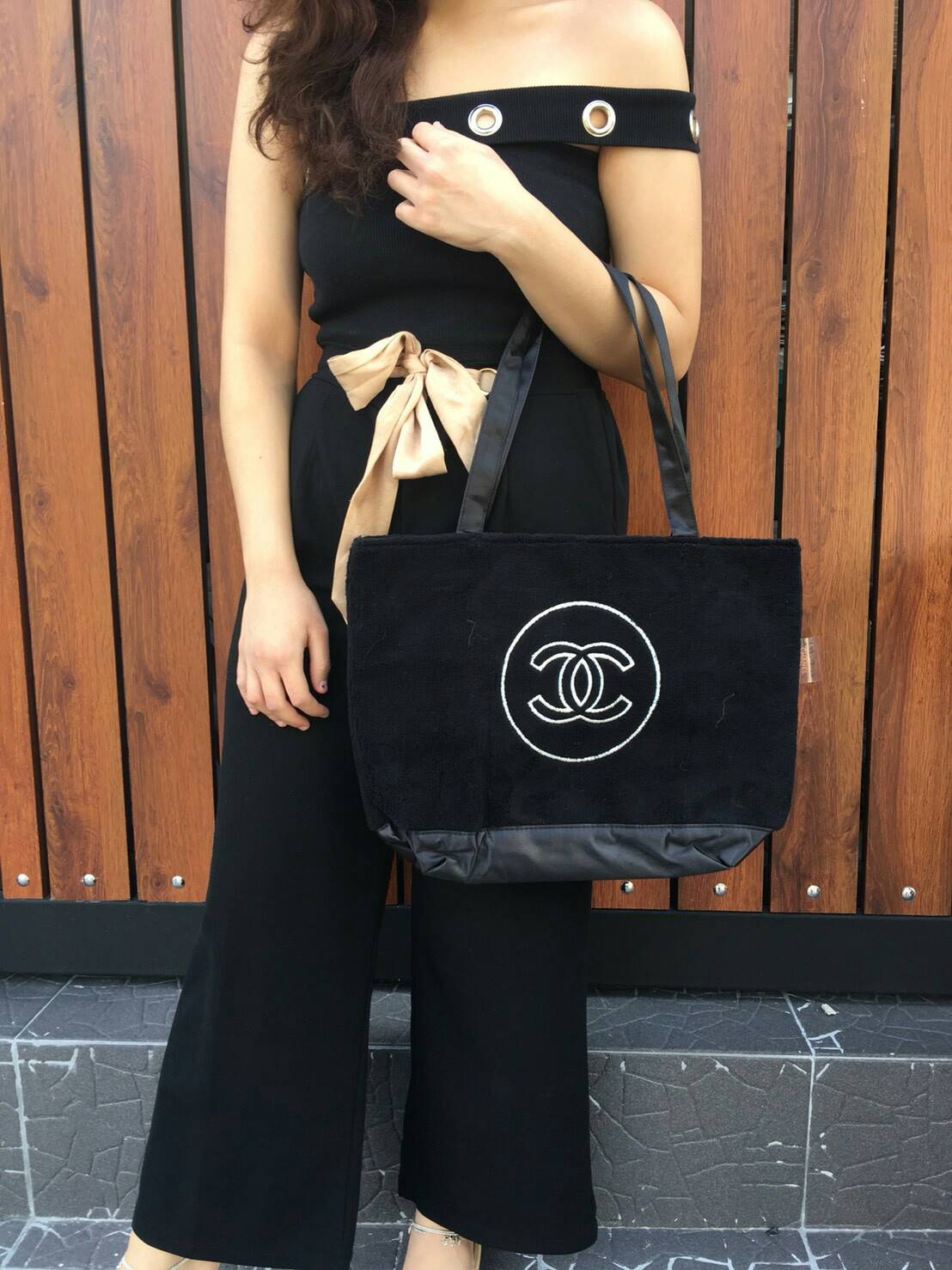 New Arrival !! chanel tote bag กระเป๋าทรง Tote ใบใหญ่ ขนนิ้มนิ่ม จากงานพรีเมี่ยมกิ้ฟ ของแถมจากน้ำหอม จากแบรนด์ CHANEL เนื้อกระเป๋าทพจากขนเทียม ผิวสัมผัสฟูนิ่ม ปักโลโก้แบรนด์ด้านหน้า ด้านในเปิดปิดด้วยกระดุม บุผ้าซับใน ใส่ a4 ได้คะ จะสะพายไปเรียนหรือทำงาน ใ