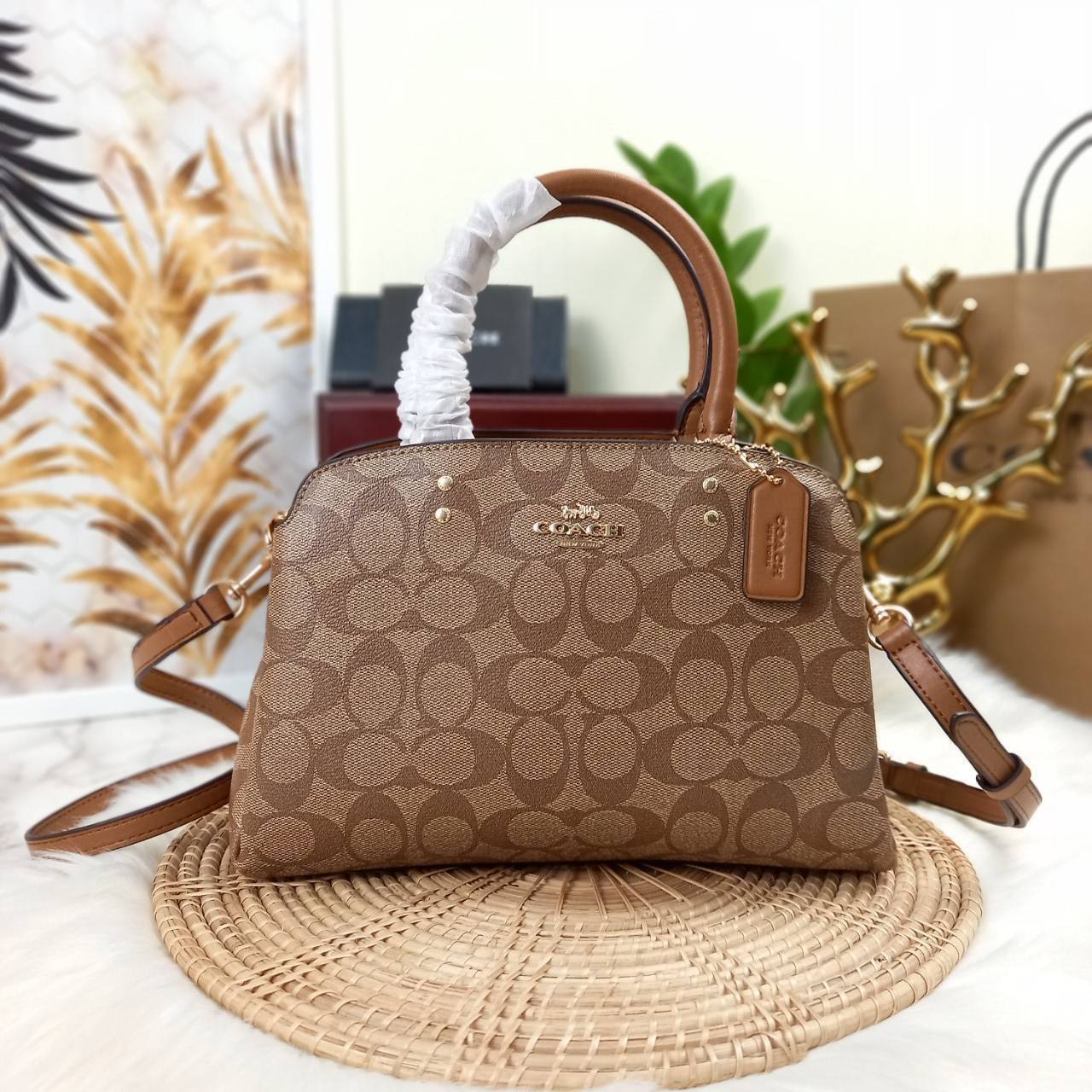 หัวใจจะวาย!! ละมุนมาก ลุคคุณหนูสุดๆ COACH MINI LILLIE CARRYALL (COACH F91494)🌺 ใช้ดีจนต้องบอกต่อ อีกแล้วจ้า ใครๆก็ถามหา😍>>>ทรงถัง รุ่นใหม่ 10 นิ้ว ขนาดกำลังดี เหมาะมือมาก มี 3 ช่องด้านใน ช่องกลาง เปิด-ปิด ด้วยซิป ส่วน 2 ช่องด้านข้