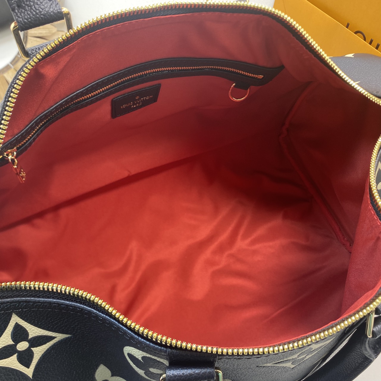 TOP ORI หนังแท้ | LV Keepall Bandoulière 45 bag กระเป๋าสะพายใบใหญ่ หนัง Empreinte ลาย Monogram Flower และสัญลักษณ์ LV ขนาดโอเวอร์ไซส์โทนสีอ่อน หนังโทนสีกลมกลืนกันแมตช์กับฮาร์ดแวร์สีทองบริเวณแถบด้านข้าง