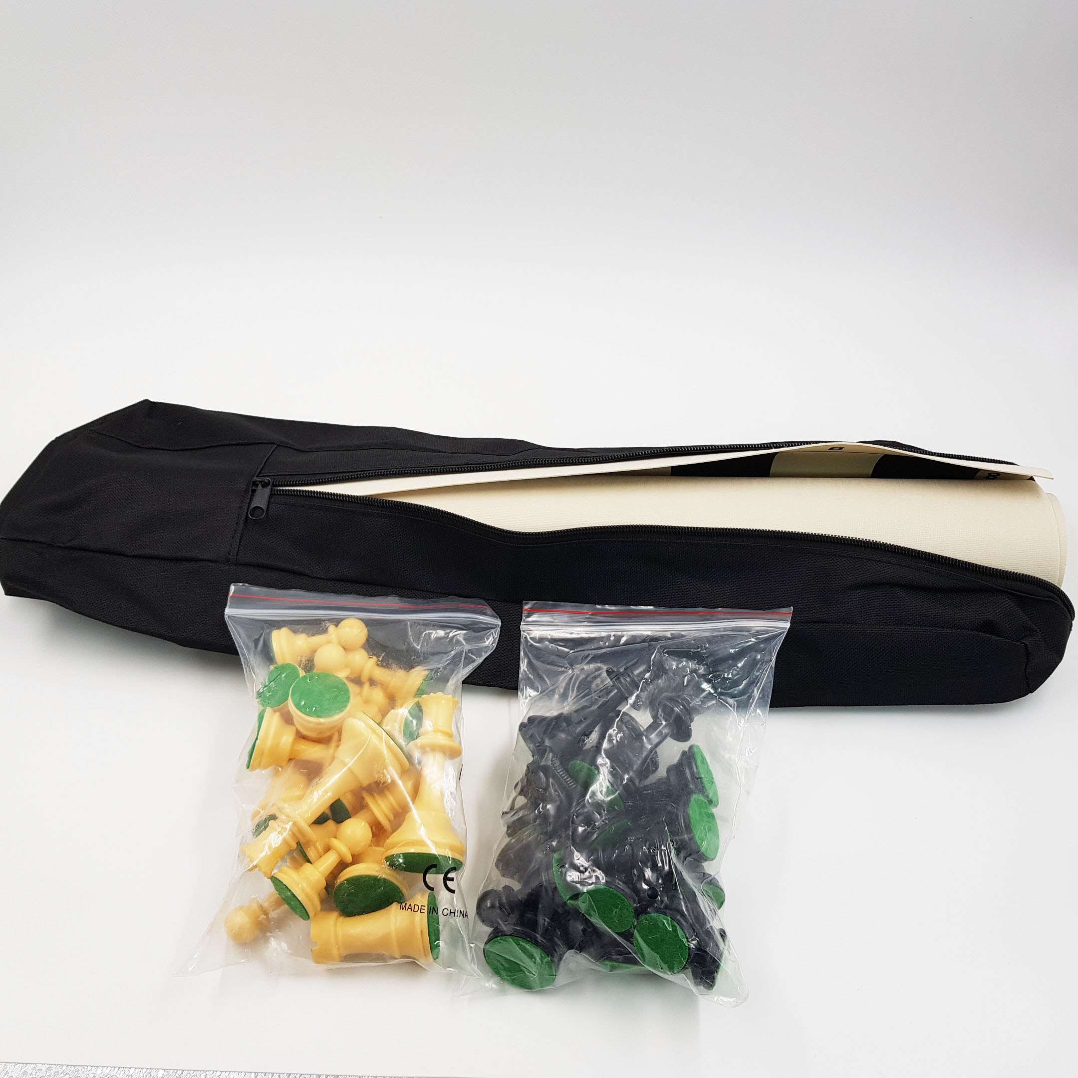 ชุดหมากรุกสากลเรซิ่นตัวหมากสีครีมตัวเบาและกระดานผ้ายางพร้อมกระเป๋าผ้ามีซิบพกพา