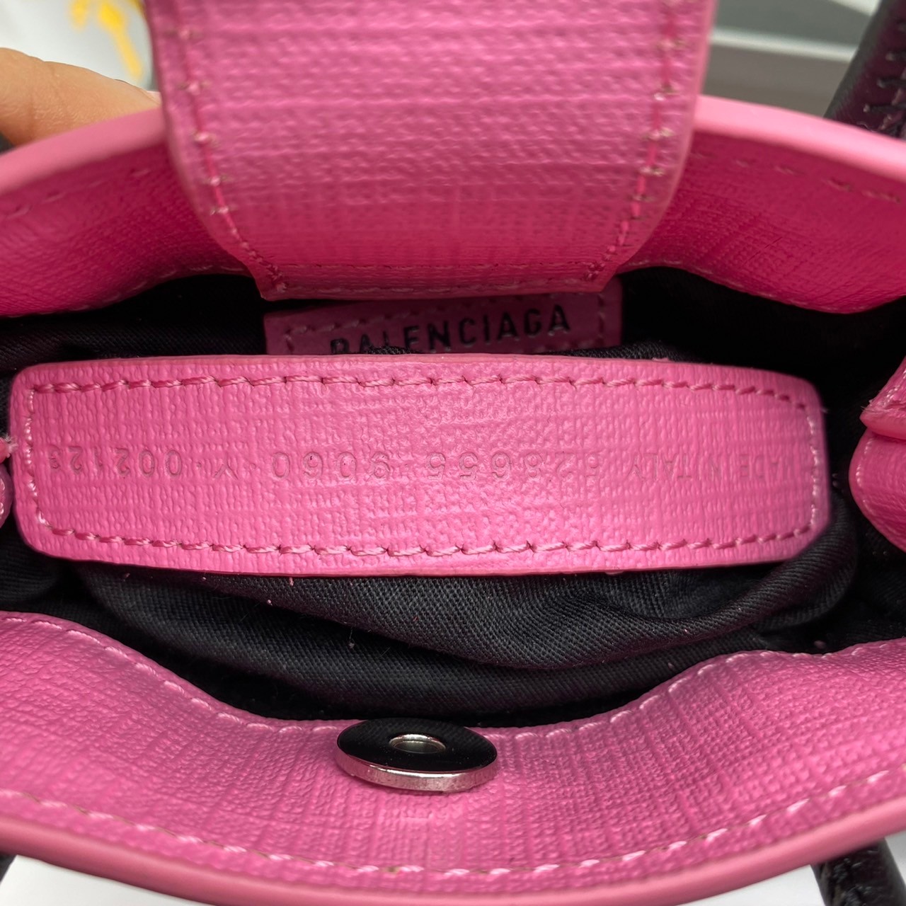 หนังแท้ BALENCIAGA Shopping Phone Pouch leather tote พกกระเป๋าช้อปปิ้งขนาดมินิ ไปทุกที่ในฤดูกาลนี้ ดีไซน์ที่ใช้ได้ทุกวันตั้งแต่หนังแบบมีเท็กซ์เจอร์ ภาพสินค้าถ่ายจากงานขายจริง ใช้งานต่างประเทศได้