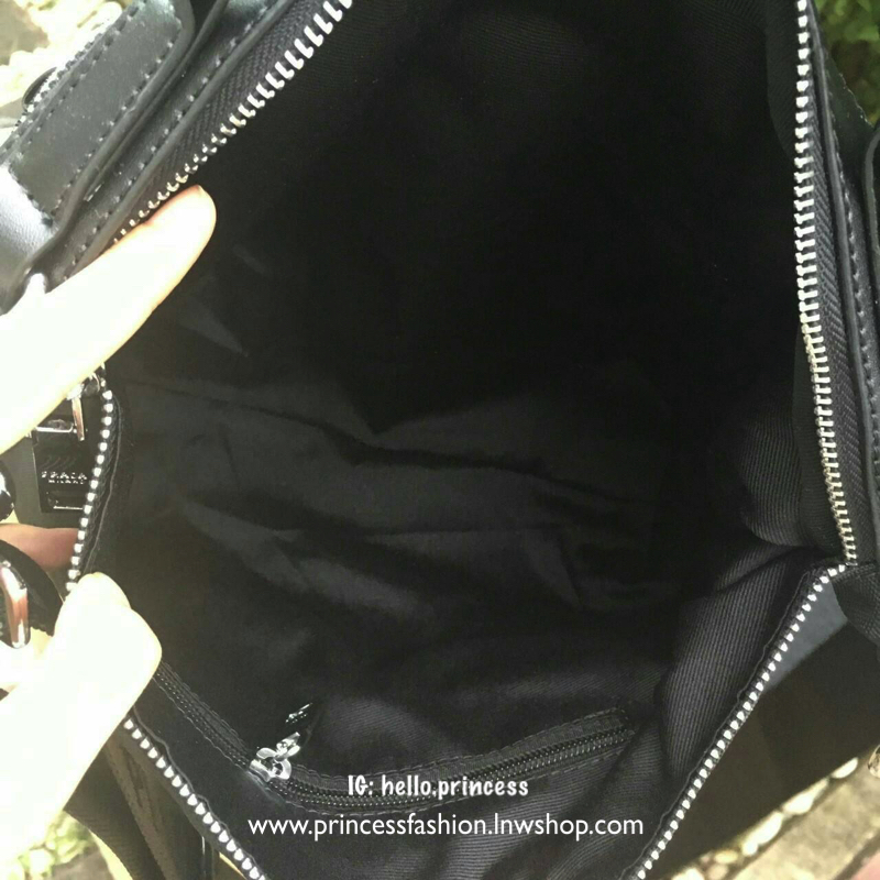 ล็อตราคาดีงาม มาละค้า!!! งานพรีเมี่ยมกิ้ฟ จากเคาเตอร์ต่างประเทศคะ รุ่น Limited edition ค่า ได้ กระเป๋าอเนกประสงค์ ทรง Mini TOTE จากแบรนด์ PRADA มาค่า เป็น กระเป๋าMatte Canvas *ปรับได้สองทรงสวย ใบนี้มีสายยาวให้คะ เลิศมาก สะพายเป็น shoulder bag หรือ ถือได้ค