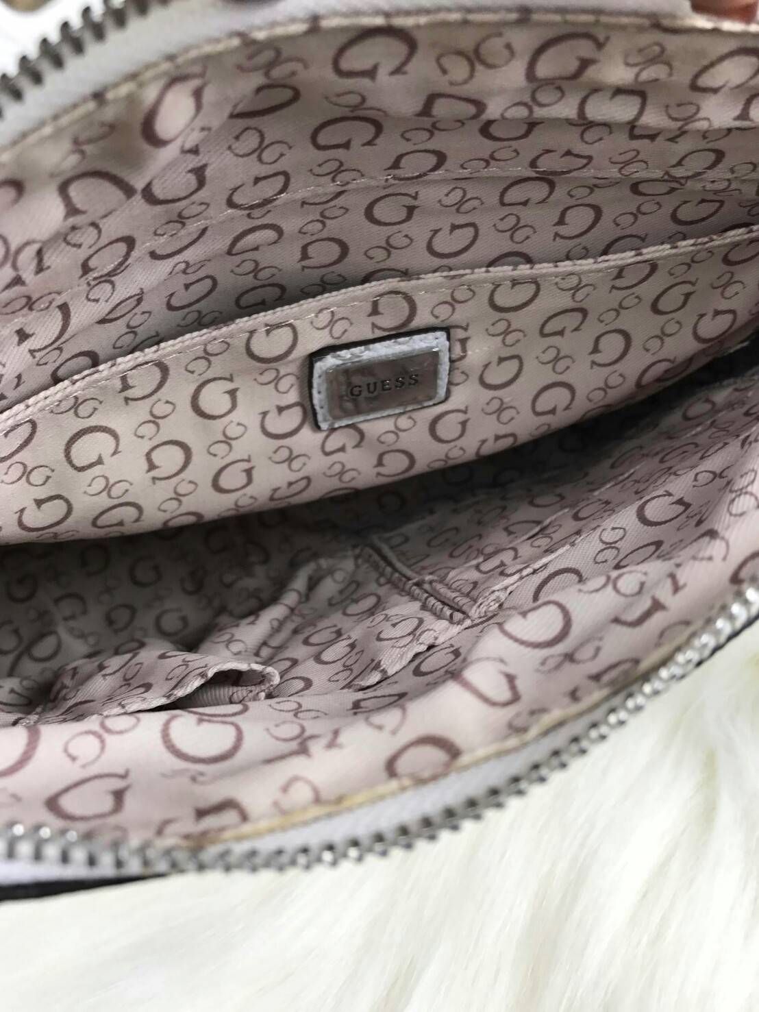 GUESS CROSSBODY BAG กระเป๋ารุ่นนิยม รุ่นนี้สวยเก๋มากๆ มีลายแบรนด์ตัดกับหนังเรียบสวยงาม พร้อมโลโก้แบรนด์สีเงินสวยเด้น มาพร้อมพวงกุญแจหนังเป็นพู่ๆ ประดับข้างๆ เปิดปิดด้วยซิปบน ด้านนายมีช่องใส่โทรศัพท์ และช่องอื่นๆ รุ่นนี้สามารถใส่กระเป๋าเงินใบยาวได้ ของจุกจ