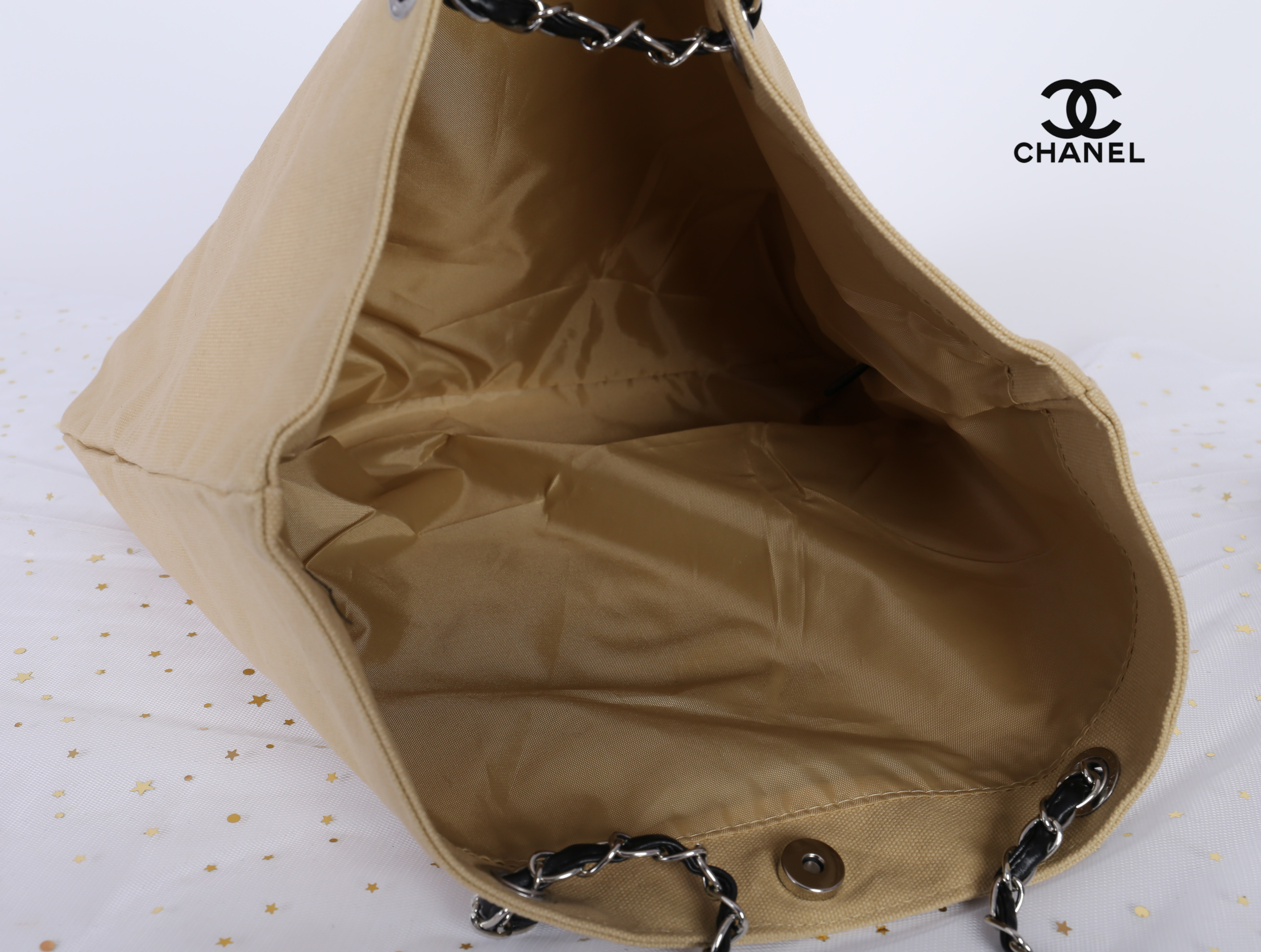 โซ่เงิน Chanel Shopper's Tote กระเป๋าสะพายทรง Tote VIP gift แท้ จาก counter น้ำหอมของ brand วัสดุ canvas เนื้อหนา อะไหล่ปั๊มแบรนด์ ภายในบุผ้าอย่างดี จุได้เยอะ มาพร้อมสายสะพายไหล่ แบบโซ่ต่อหนังสวยหรูค่ะ