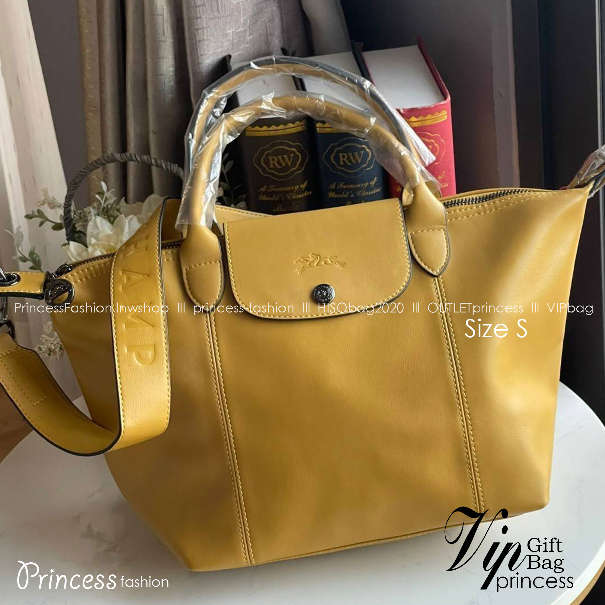 Longchamp Le Pliage Cuir Top handle bag S เรียกว่าเป็นกระเป๋าอีกหนึ่งรุ่นที่ไม่ว่ายังไงก็ฮอตฮิตและติดเทรนด์ตลอดไม่เคยเปลี่ยนกับ ทรง Le Pliage Cuir หนึ่งในตระกูลกระเป๋าสุดไอคอนิกจากแบรนด์