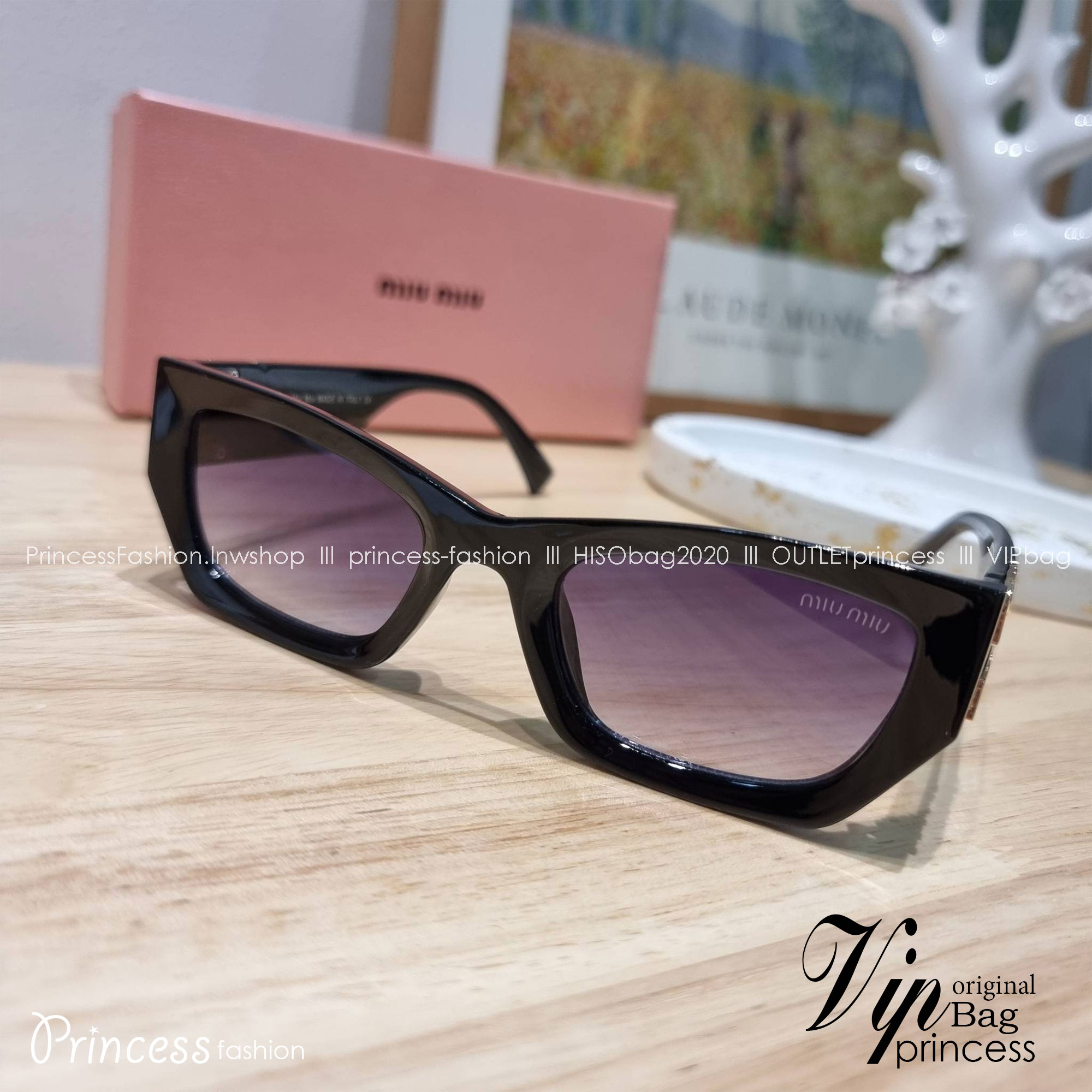 MIU MIU Sunglasses UV protection มาพร้อมอุปกรณ์ครบเซ็ท สวยปัง สวยตะโกน มีพกติดตัวไว้ไม่ตกเทรนด์ ใส่เสริมโหงวเฮ้ง ดูผู้ดี ใช้ได้ทุกโอกาส ทุกสถานการณ์ ใส่ที่บ้านถนอมสายตา ใส่ออกข้างนอกกันแดด กันลม กันฝุ่นก็มั่น ก็เลิศทั้งหมด