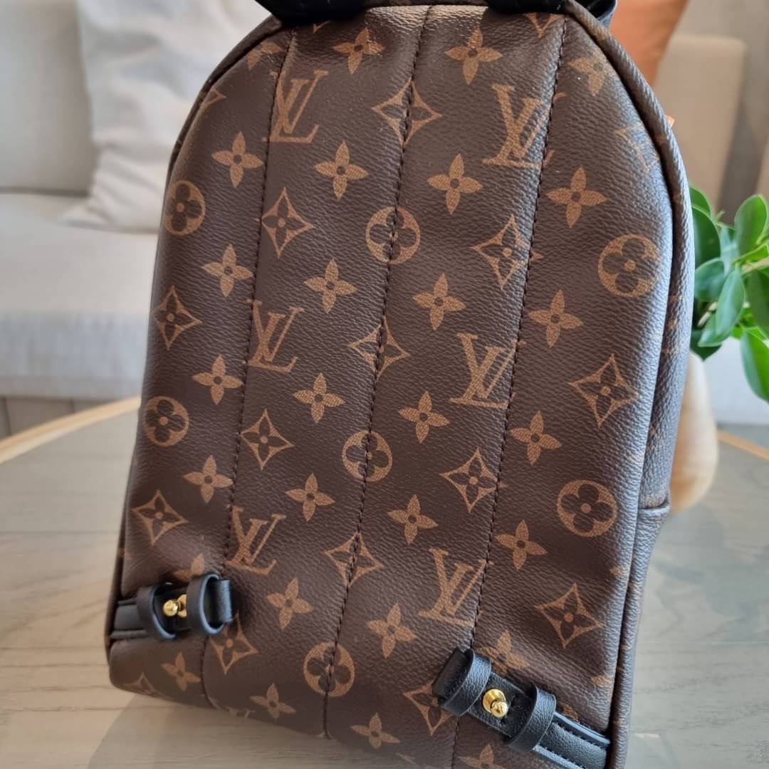LV Backpack Size Small | สายสะพายเล็ก ถอดได้ LV palm springs New in!! เข้าแล้วกับไอเท็มยอดฮิต หรูหราพร้อม box set สุดสวย ที่สุดของความคุ้มค่า LV palm springs กระเป๋าแบ็คแพ็ค มาให้เลือก 2 ไซส์ ขายดี วัสดุหนังแคนวาสคุณภาพดี มีช่องซิปแบ่งสัดส่วน ใบเล็กสายวะพ