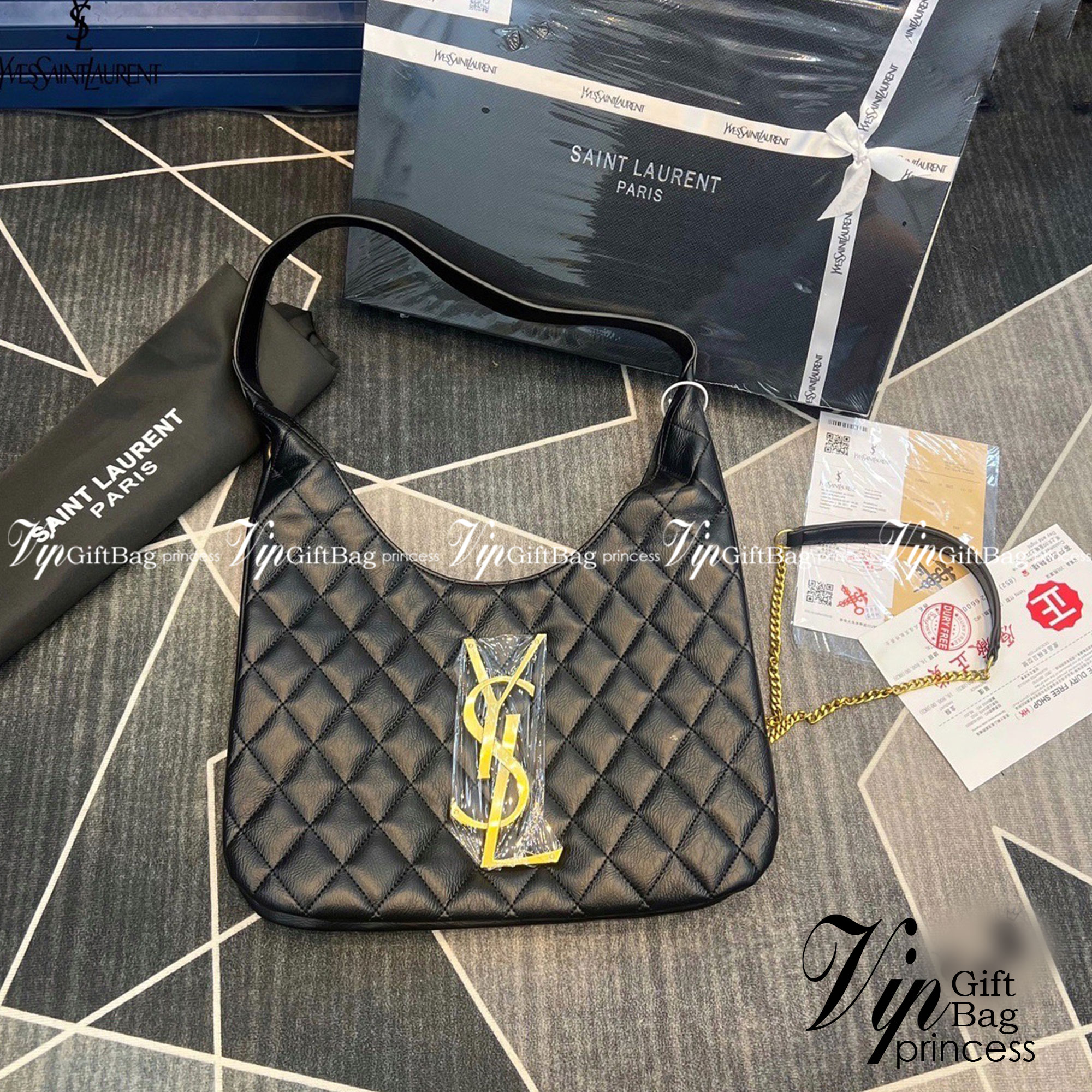 YSL maxi shopping bag in quilted lambskin / YSL tote bag กระเป๋าสะพาย YSL ทรงชอปปิ้งมาใหม่ หน้าติดโลโก้แบรนด์สีทอง ใช้งานง่าย จุของได้เยอะเลยค่ะ สาวๆนักช็อปห้ามพลาดน้า งานหนังซอร์ฟสวย ภาพสินค้าถ่ายจากงานขายจริง ใช้งานต่างประเทศได้