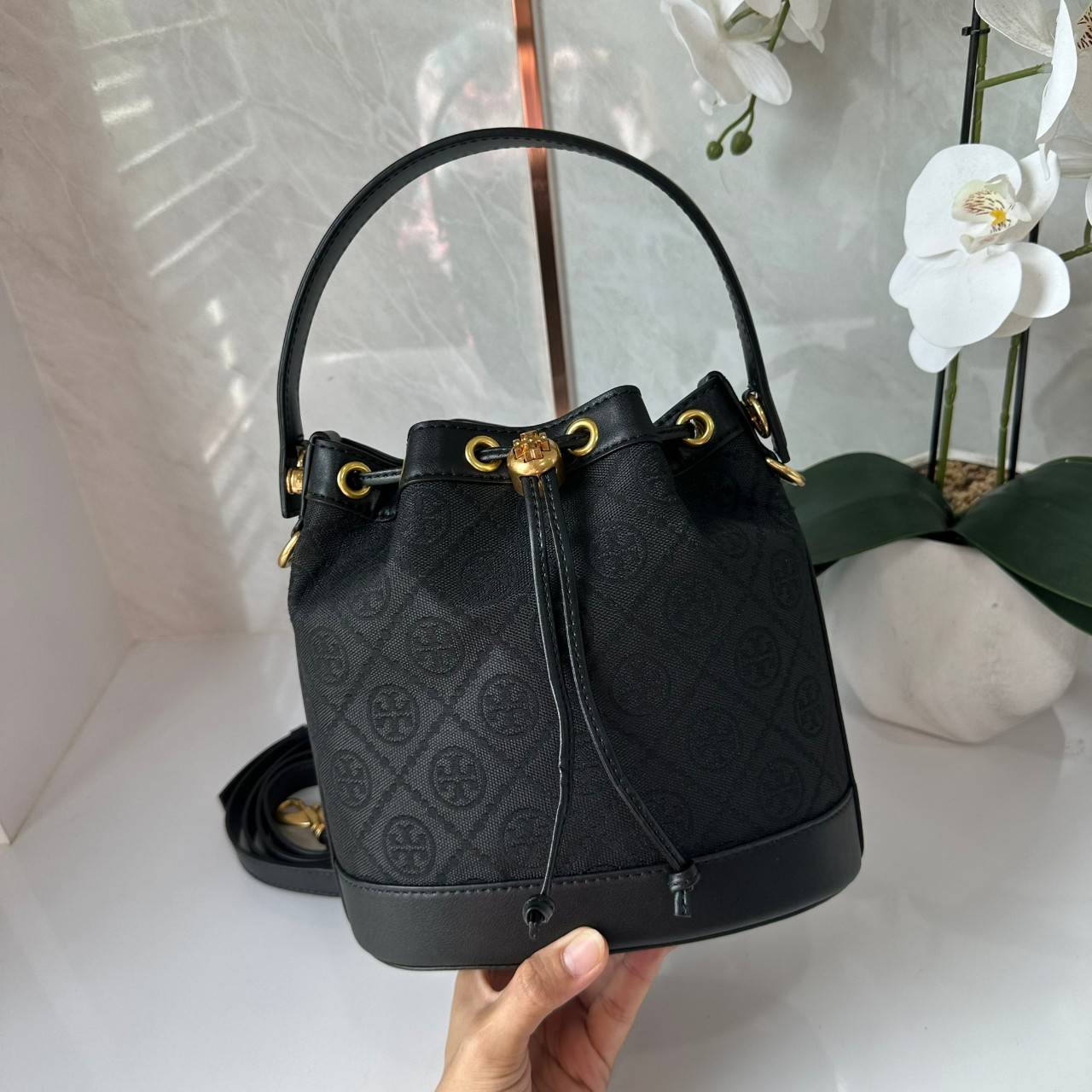 TORY BURCH T MONOGRAM BUCKET BAG jacquard black / Tory Bucket Bag สีดำคลาสสิก กระเป๋าทรงขนมจีบ รุ่นใหม่ล่าสุด วัสดุผ้าแจคการ์ด ตัดขอบหนังสวย