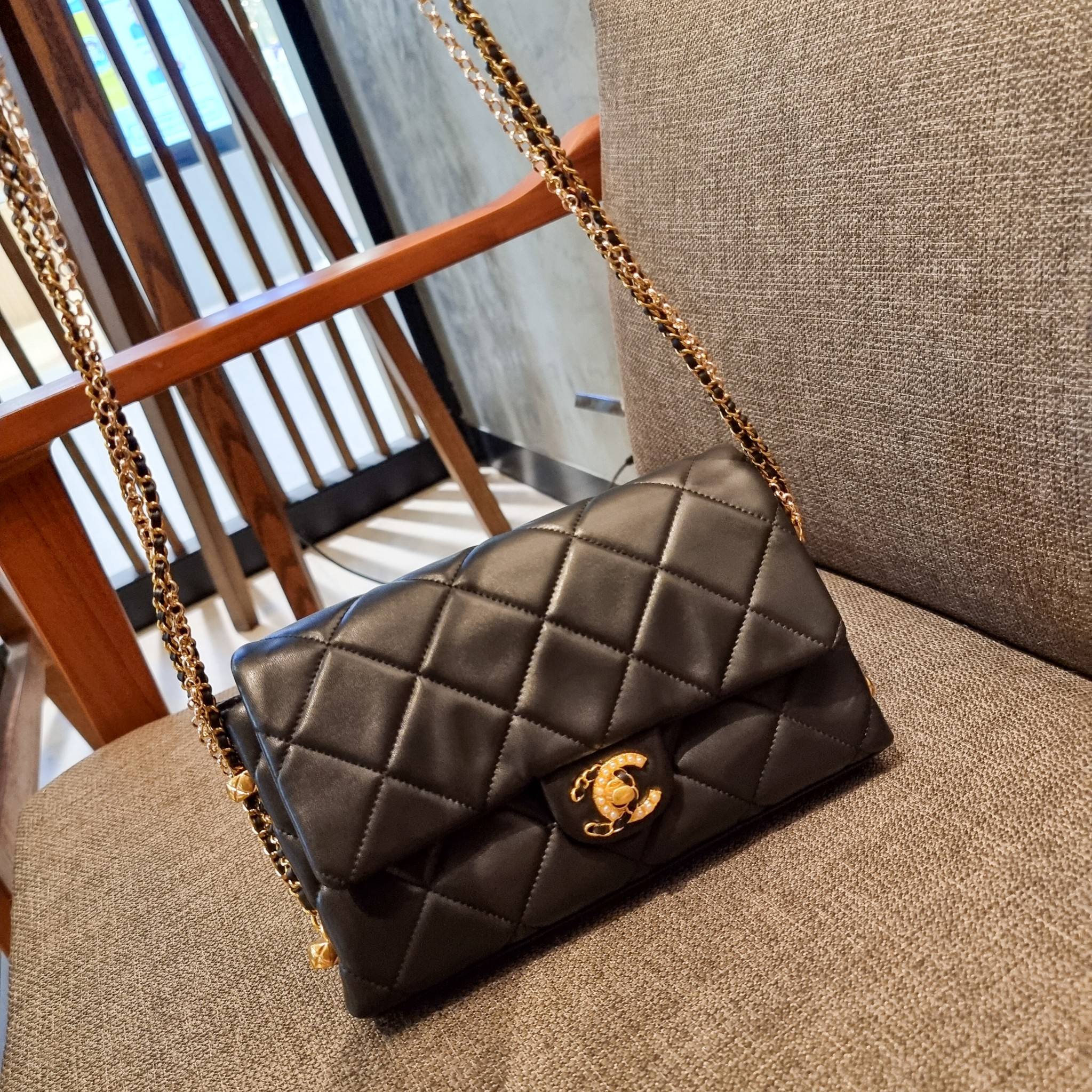 VIP 】สวยหรูพร้อมเสิร์ฟ!! กับไอเท็มสุดเลิฟจาก Chanel กระเป๋าสะพายที่สุดของความคุ้มค่า วัสดุหนังแกะนิ่มเต็มใบ เปิด-ปิดกระเป๋าด้วยตัวบิดล็อค ภายในกระเป๋าบุผ้าสวยหรู มีช่องโล่งกว้างจุของได้สบาย ใส่โทรศัพท์ กระเป๋าสตางค์ได้ มีช่องซิป 1 ช่อง ช่องย่อย 1 ช่อง ดีเ