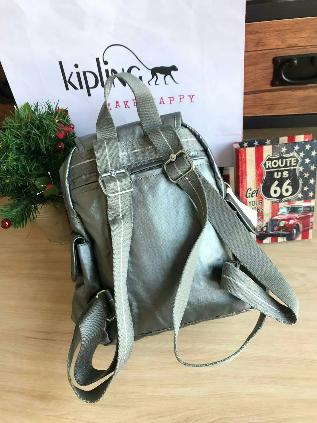 Kipling City Pack Backpack วัสดุPolyamide100% เป้ขนาดกลาง ที่เปิดปิดด้วยตัวล็อค2ชั้นด้วยกระดุมแม่เหล็กและซิป มีช่องใช้งานหลายช่องรวมถึงช่องซิปด้านหน้า มีลูกเล่นที่ด้านหลังมีช่องซิปสำหรับเก็บของและเก็บสายเป้ได้ หรือใช้สายจากเป้สะพายไหล่ได้ ประดับด้วยพวงกุญ