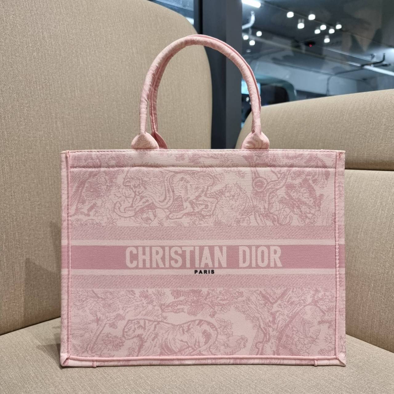 VIP 】HOT ARRIVAL!! DIOR CD SHOPPING BAG WITH GWP กระเป๋าทรงช้อปปิ้งใบใหญ่ จุใจ!! พรีเมี่ยมกิ๊ฟรุ่นดับเบิ้ลฮอต ดีไซน์คลาสสิควินเทจ สวยหรู วัสดุผ้าแคนวาสลายกราฟฟิค ภายในโล่งกว้างมากๆ ใส่ของจุสุดๆ โน้ตบุ้ค ไอแพด กระเป๋าสตางค์ มือถือ หรือเสื้อผ้ายังได้ สะพายค