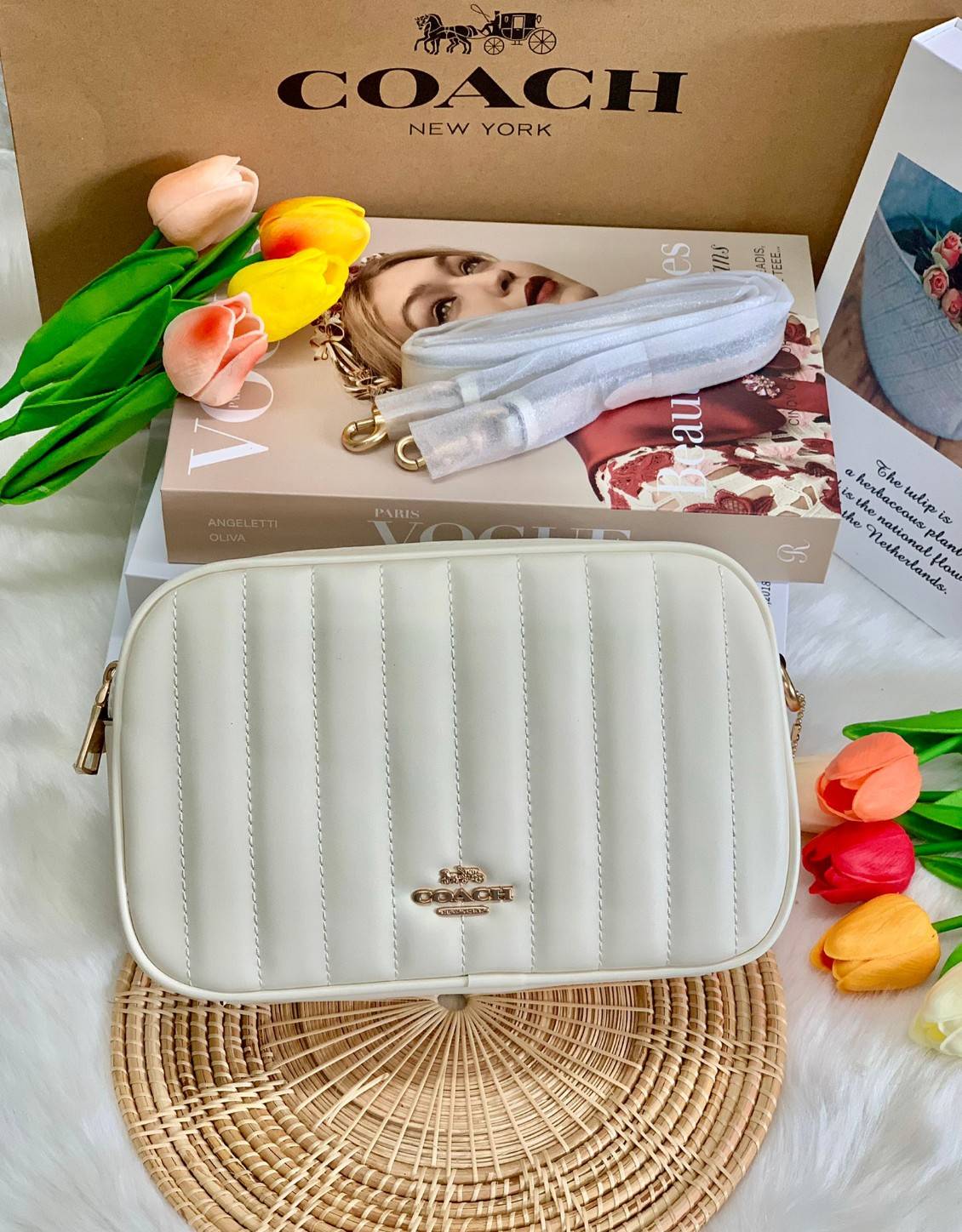 COACH C1569 JES CROSSBODY WITH LINEAR QUILTING ใหม่ล่าสุด!! กระเป๋าสะพายข้าง รุ่น 2 ซิป ใบใหญ่จุใจ ดีไซน์ใหม่ เพิ่มลูกเล่นให้ดูหรูหรายิ่งขึ้น วัสดุหนังสังเคราะห์บุเป็นลายเส้นสวยงาม เปิด-ปิดด้วยซิป 2 ช่องหลัก ใช้งานง่าย ทรงสวยมากๆรุ่นนี้ มาพร้อมสายสะพาย cr