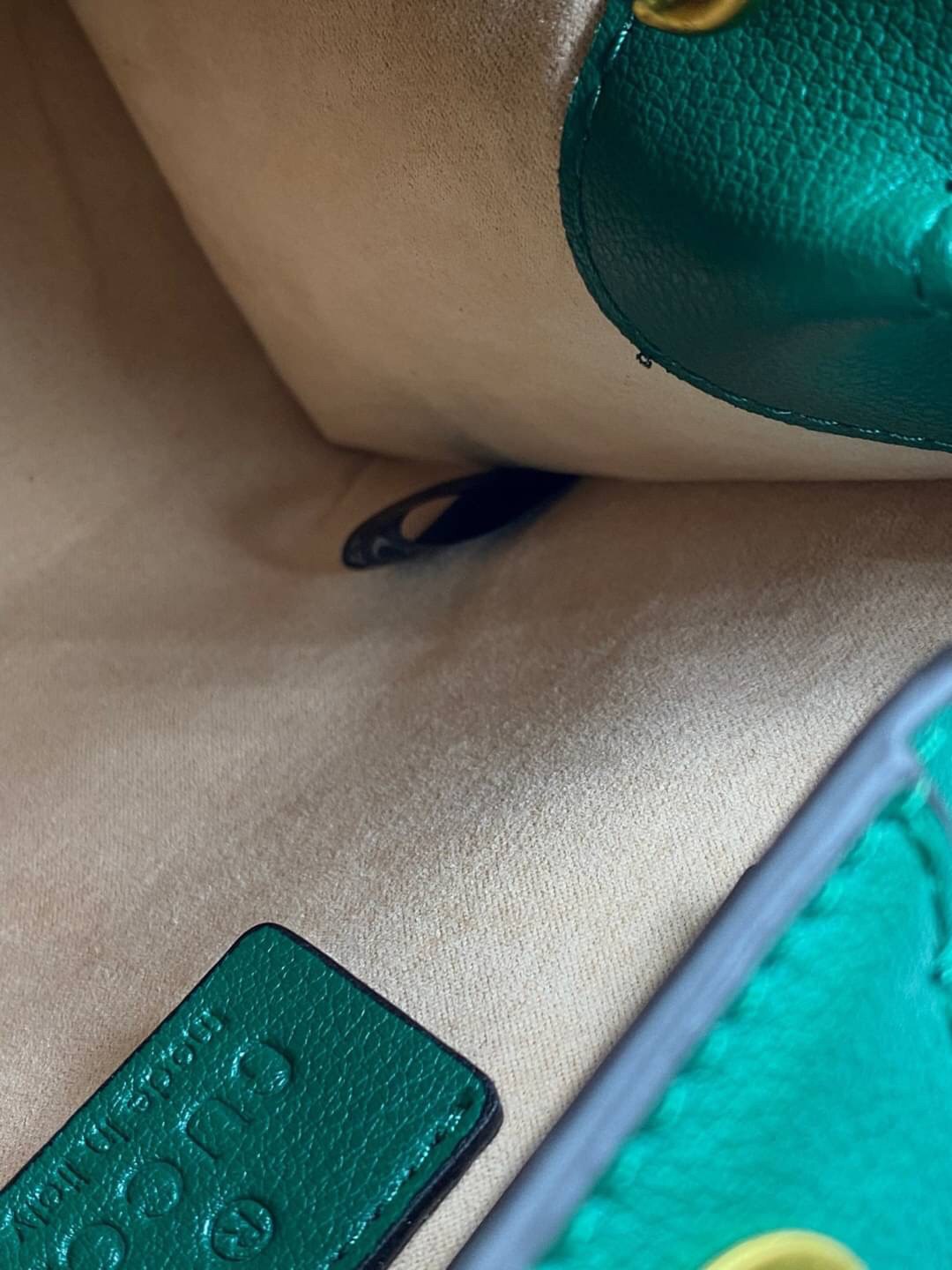 VIP GIFT 】หนังแท้ GUCCI Diana mini tote bag กระเป๋างานหูไม้ไผ่สุดคลาสสิก ดีไซน์มาใหม่พร้อมเข็ดขัดหนังสีสะท้อนแสงประดับตรงหูกระเป๋า ขนาดมินิกำลังน่ารักเลยค่ะ วัสดุหนังแท้ อะไหล่ทอง งานสวยตั้งอยู่ทรง มีสายสะพายยาว 1เส้น สามารถปรับระดับได้-ถอดได้ งานเก๋ไก๋ที