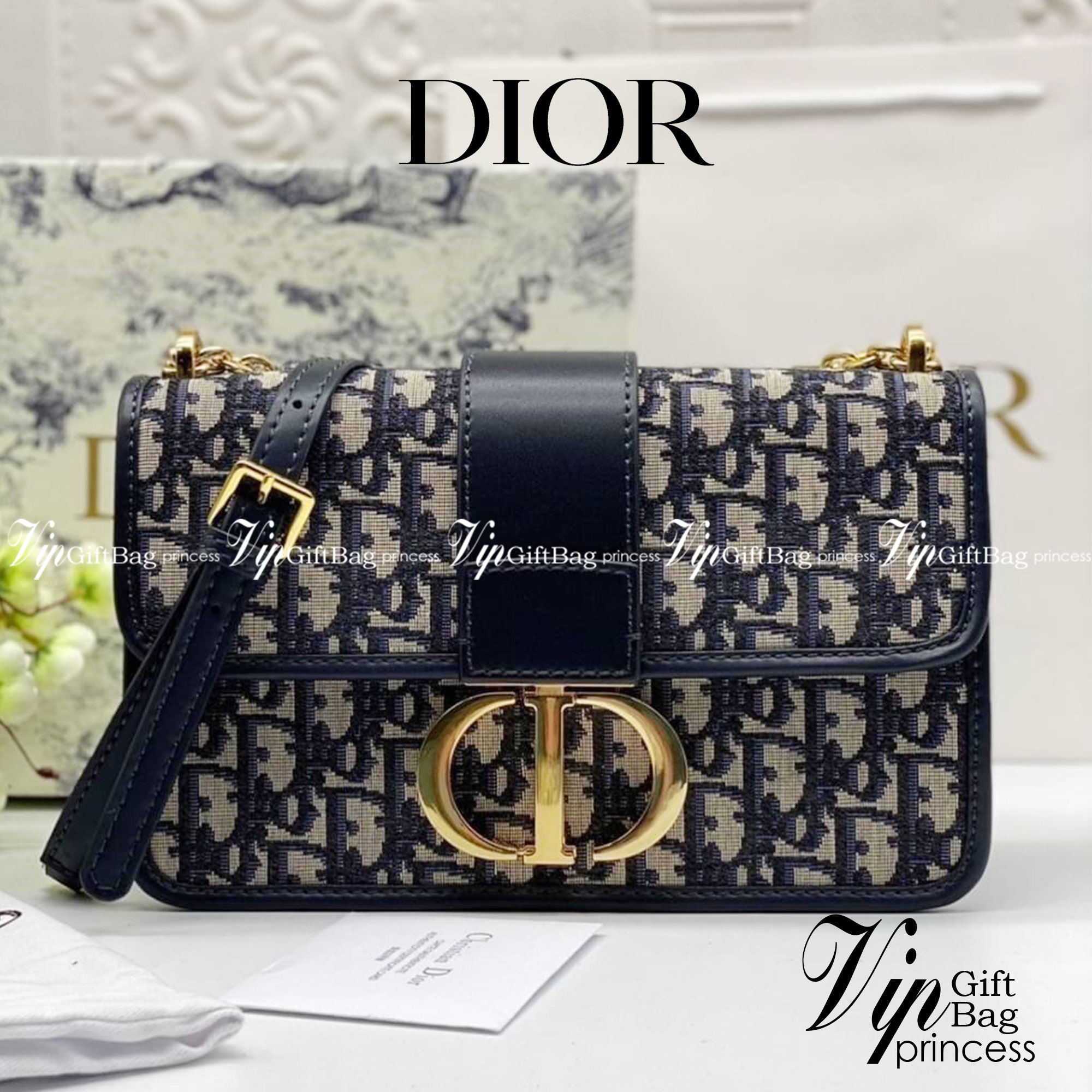 หนังแท้ CHRISTIAN DIOR 30 MONTAIGNE BAG Oblique Jacquard เอกลักษณ์ของความหรู น้ำหนักเบา ไอเท็มหายาก!! Best seller!! ยกให้น้องเลย!! ดีไซน์เรียบหรูในความเป็นเอกลักษณ์ ใช้งานง่าย สะดวก ได้ทุกโอกาส แนะนำเป็น everyday bag ติดตัวไว้เลยจ้าสาวๆ พร้อมส่งที่ไทย ภาพ