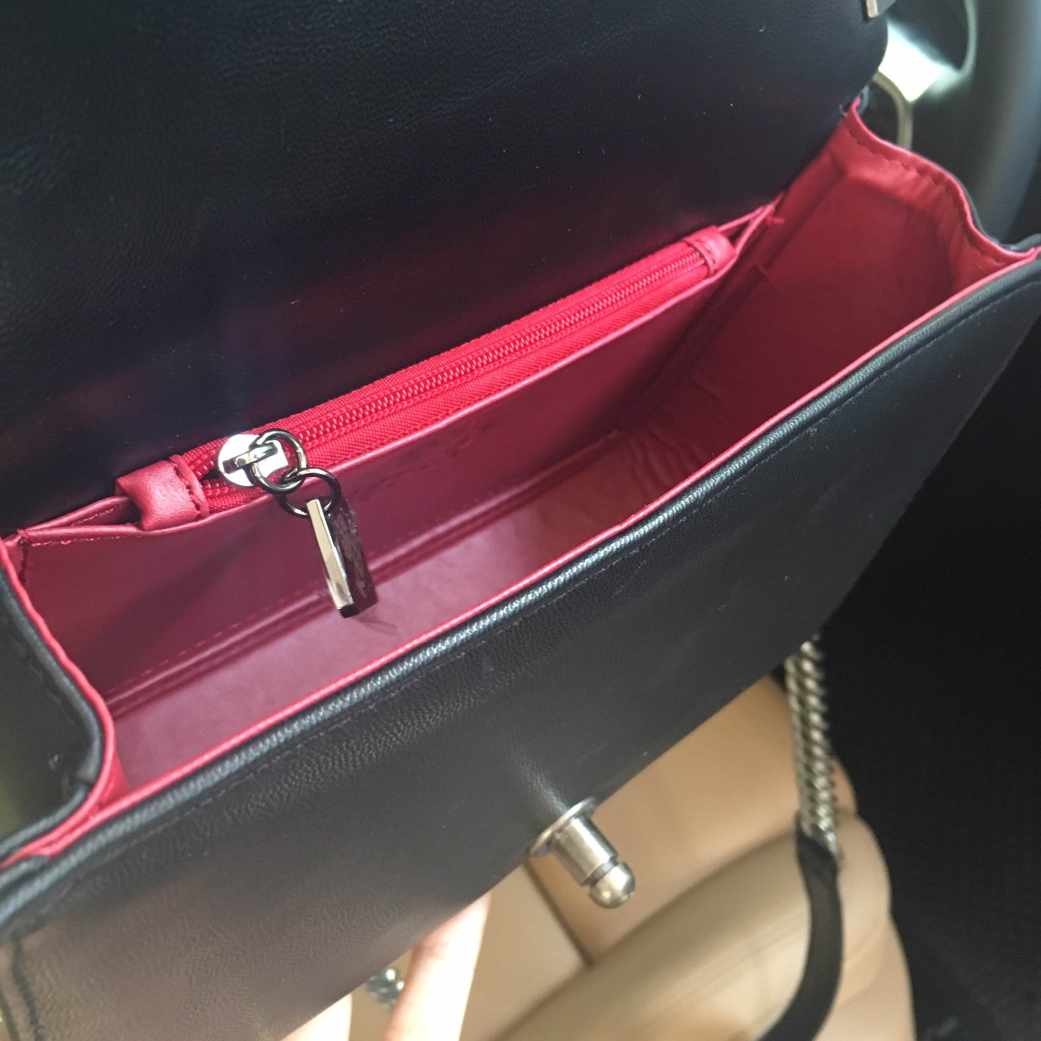 ใหม่ Size 8 นิ้ว มินิๆ น่ารักมาก ทางร้าน ได้กระเป๋า จากแบรนด์ KEEP รุ่น KEEP shoulder Luxury Quited bag สวย หรู เท่ มากๆ เลยน๊า กระเป๋าอยู่ทรง หนังแกะสังเคราะห์นิ่มตึงสวยมากคะ สายโซ่ มีที่รองไหล่ สะพายสบายคะ สายปรับ สั้น ยาวได้คะ ใบจริงสวยมาก เข้ากับชุดได