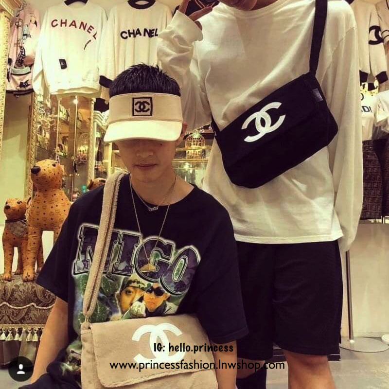 Chanel Beaute Crossbody Bag กระเป๋าถือหรือสะพายพรีเมี่ยมของเเท้จาก Chanel Cosmetic Counter VIP Gift รุ่นแนะนำวัสดุขนวูฟหนานุ่มตัดโลโก้แบรนด์หนังแก้วสวยโดดเด่น น้ำหนักเบา เปิดปิดด้วยฝาปิดกระดุมแม่เหล็ก ใบใหญ่กำลังดีใส่ ipad กระเป๋าสตางค์ใบยาว iphone เครื่อ