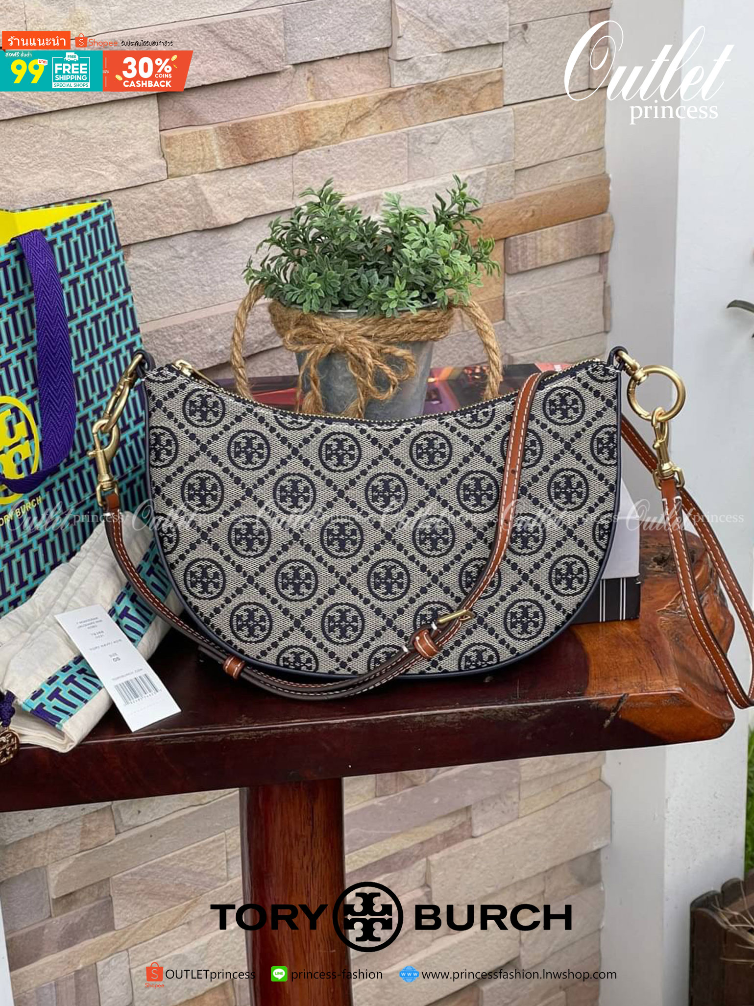 ของแท้ 💯% Tory Burch T monogram jacquard Mini Hobo Bag กระเป๋าลวดลาย T Monogram ใบนี้มาในรูปแบบกระเป๋าทรง Hobo Bag มีความแตกต่างจากกระเป๋าทรงอื่นๆ