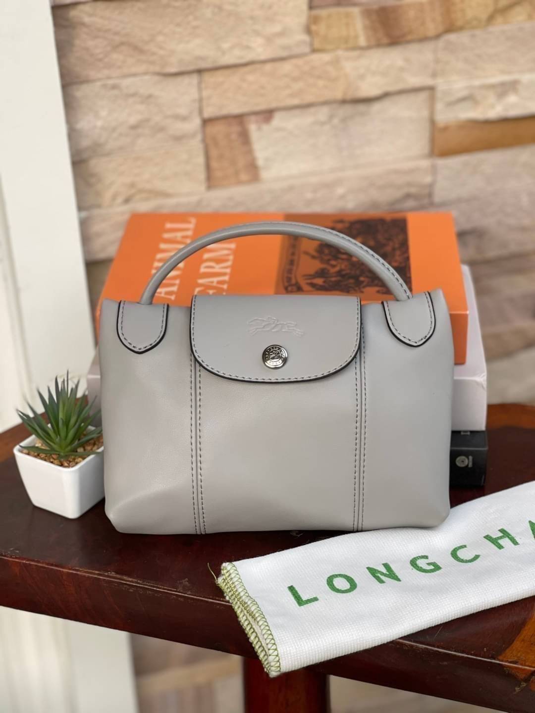 Longchamp Le Pliage Cuir Crossbody Bag อีกหนึ่งคอลเลคชั่น Le Pliage Cuir หนึ่งในตระกูลกระเป๋าสุดไอคอนิก